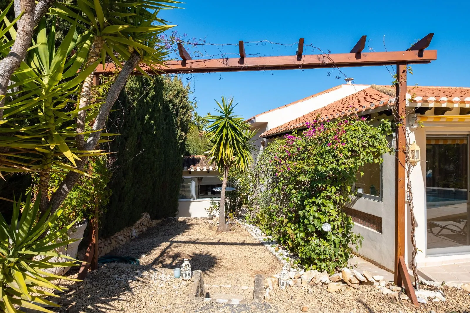 Elegant Mediterranean Villa with Guest House in La Nucia