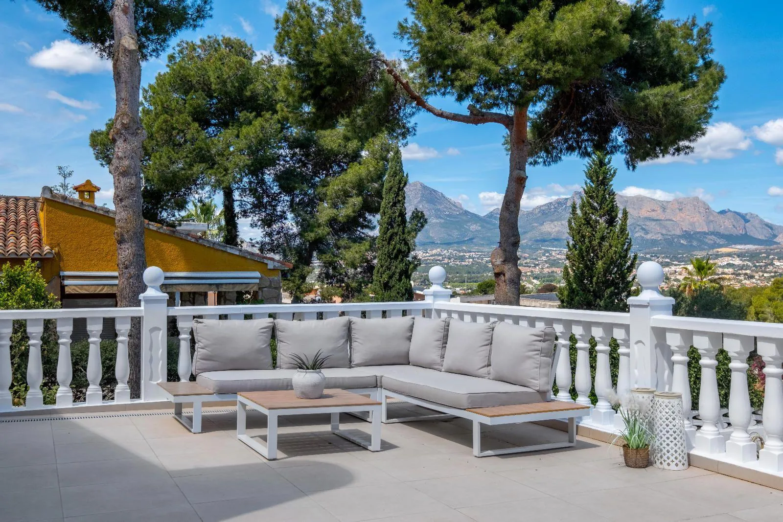 Exclusive Independent Villa with Panoramic Views, Private Pool and Outdoor Kitchen in Albir