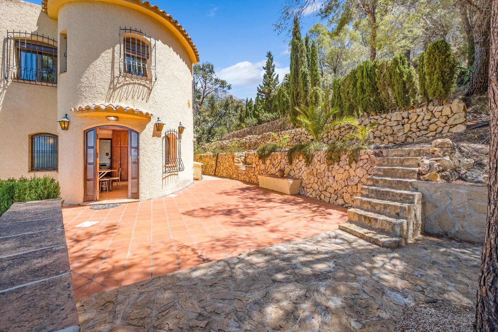 Cosy Mediterranean style villa with open views over the bay of Altea.
