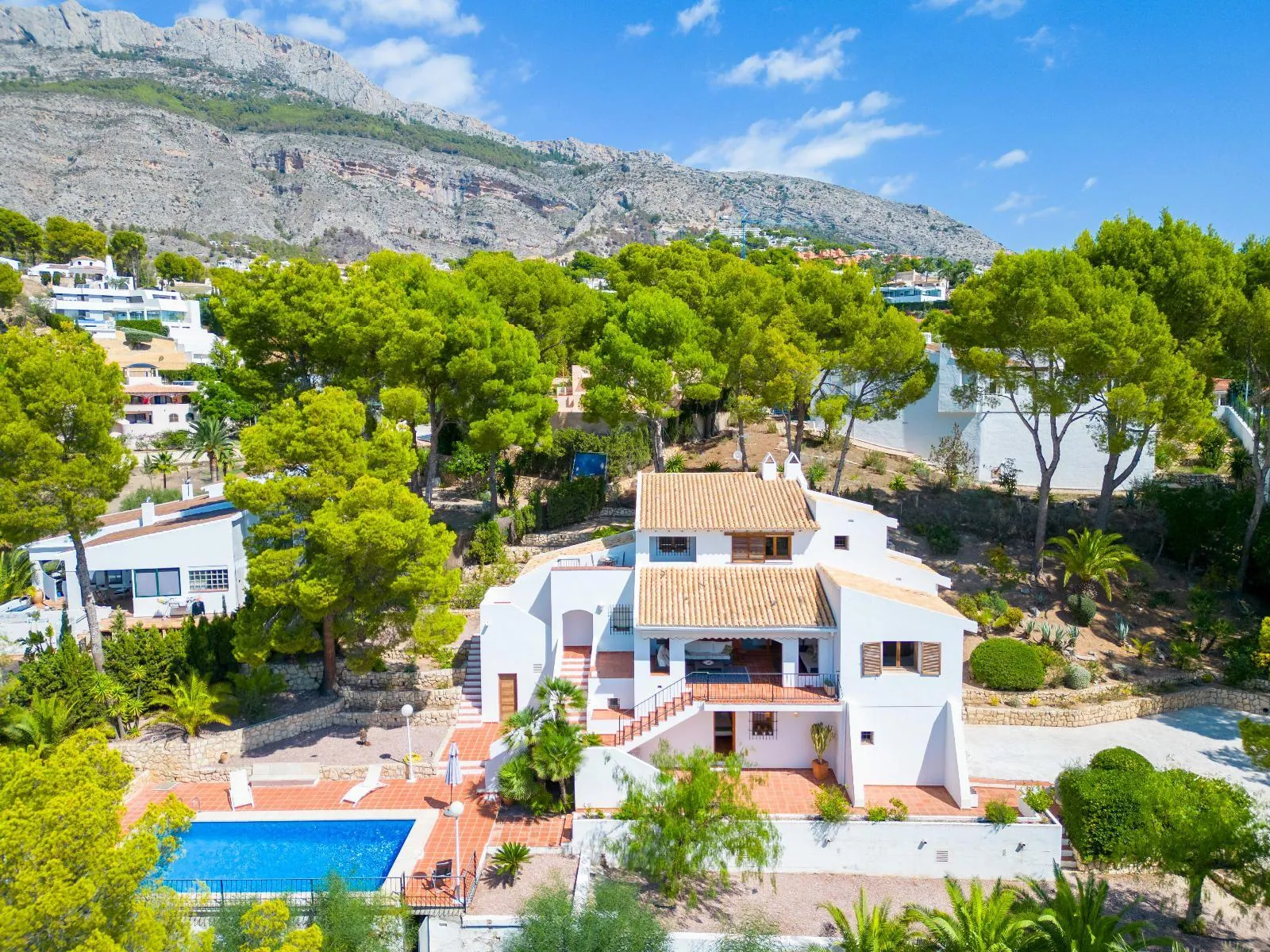 Elegant Mediterranean situated on the island of the golf course