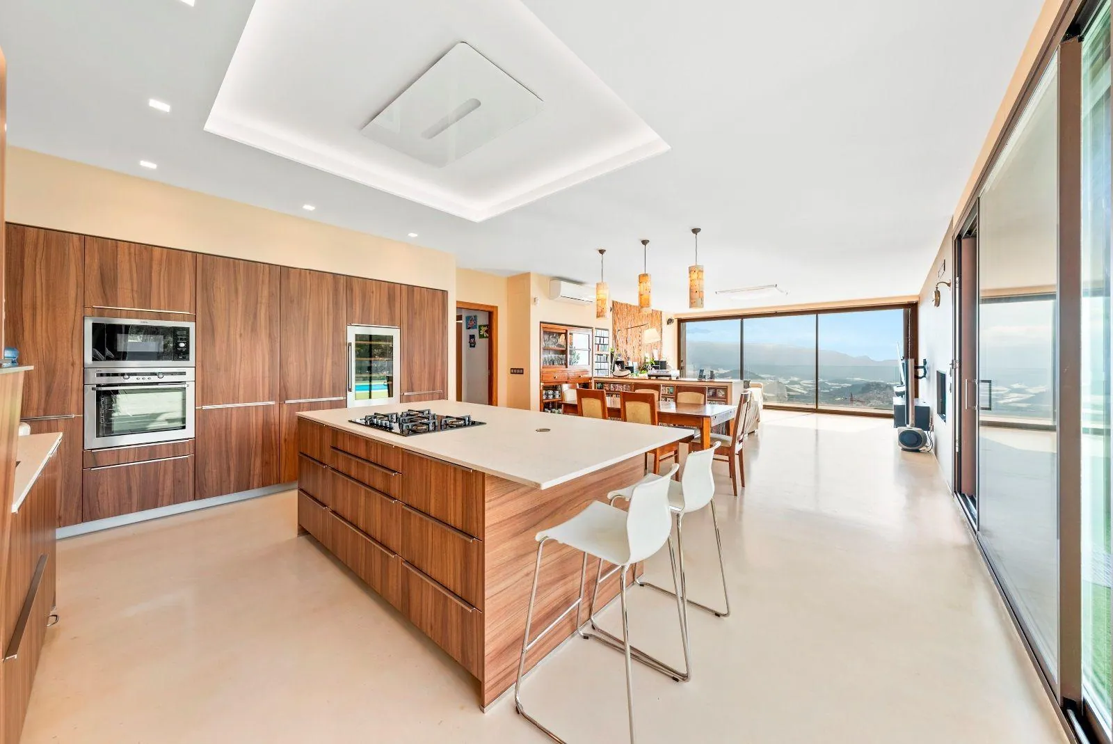 Exceptional villa in a unique setting with open views to the Mediterranean Sea and the bay of Altea.
