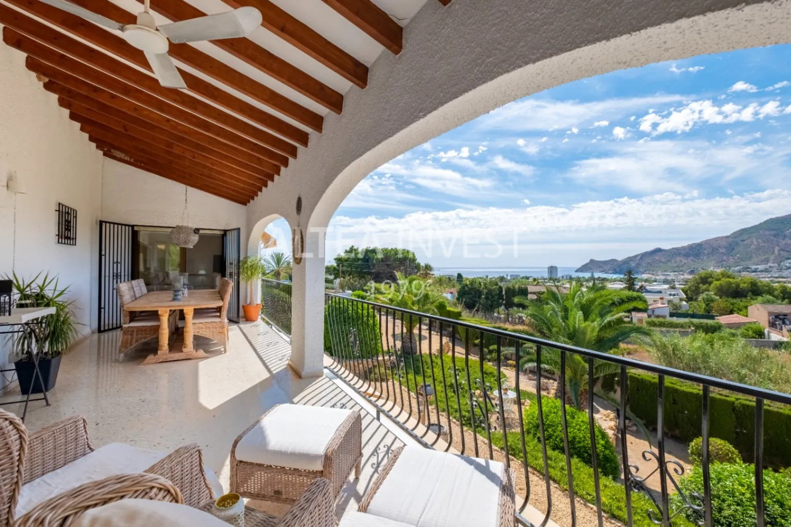 Exclusive Mediterranean-Style Chalet in El Planet