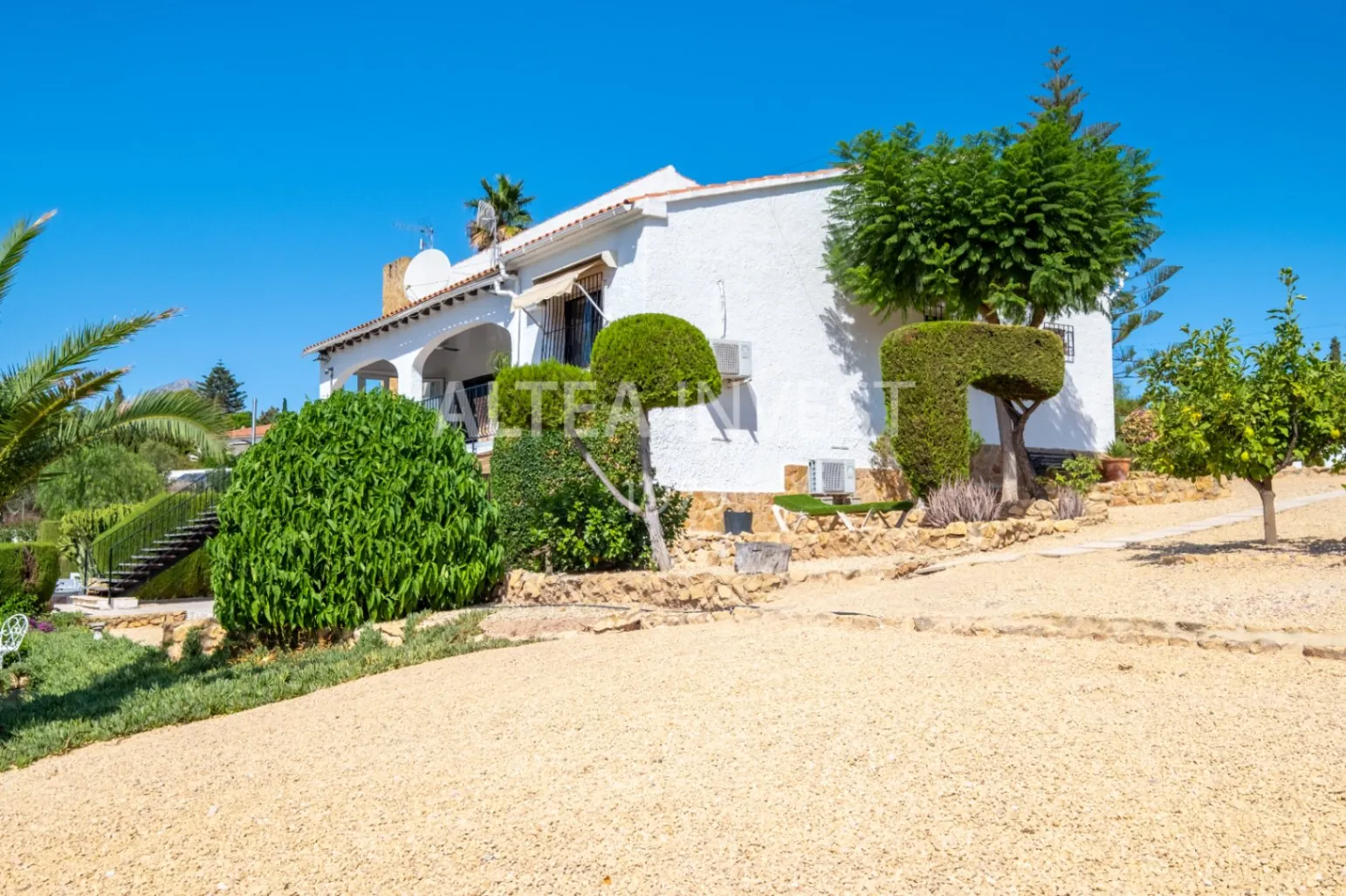Exclusive Mediterranean-Style Chalet in El Planet