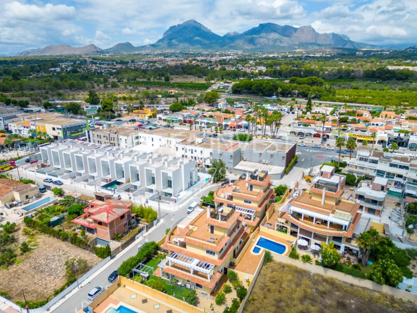Penthouse with a large private terrace in Albir: comfort, light, and panoramic views.
