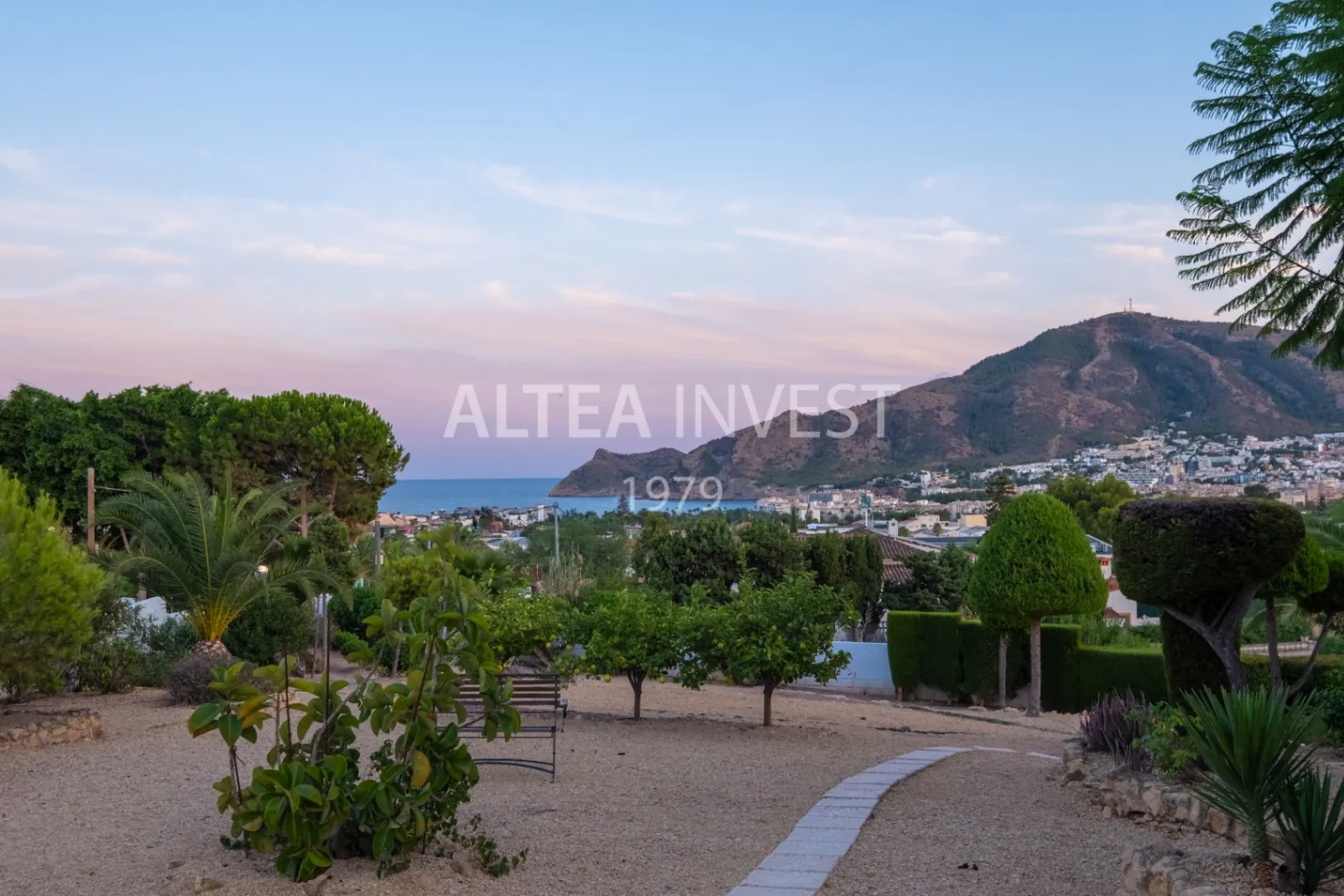Exclusive Mediterranean-Style Chalet in El Planet