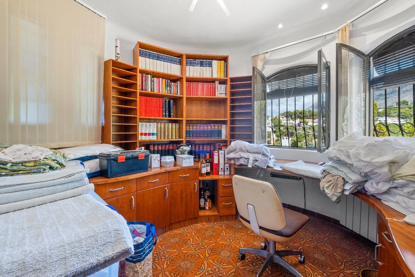 Cosy Mediterranean style villa with open views over the bay of Altea.