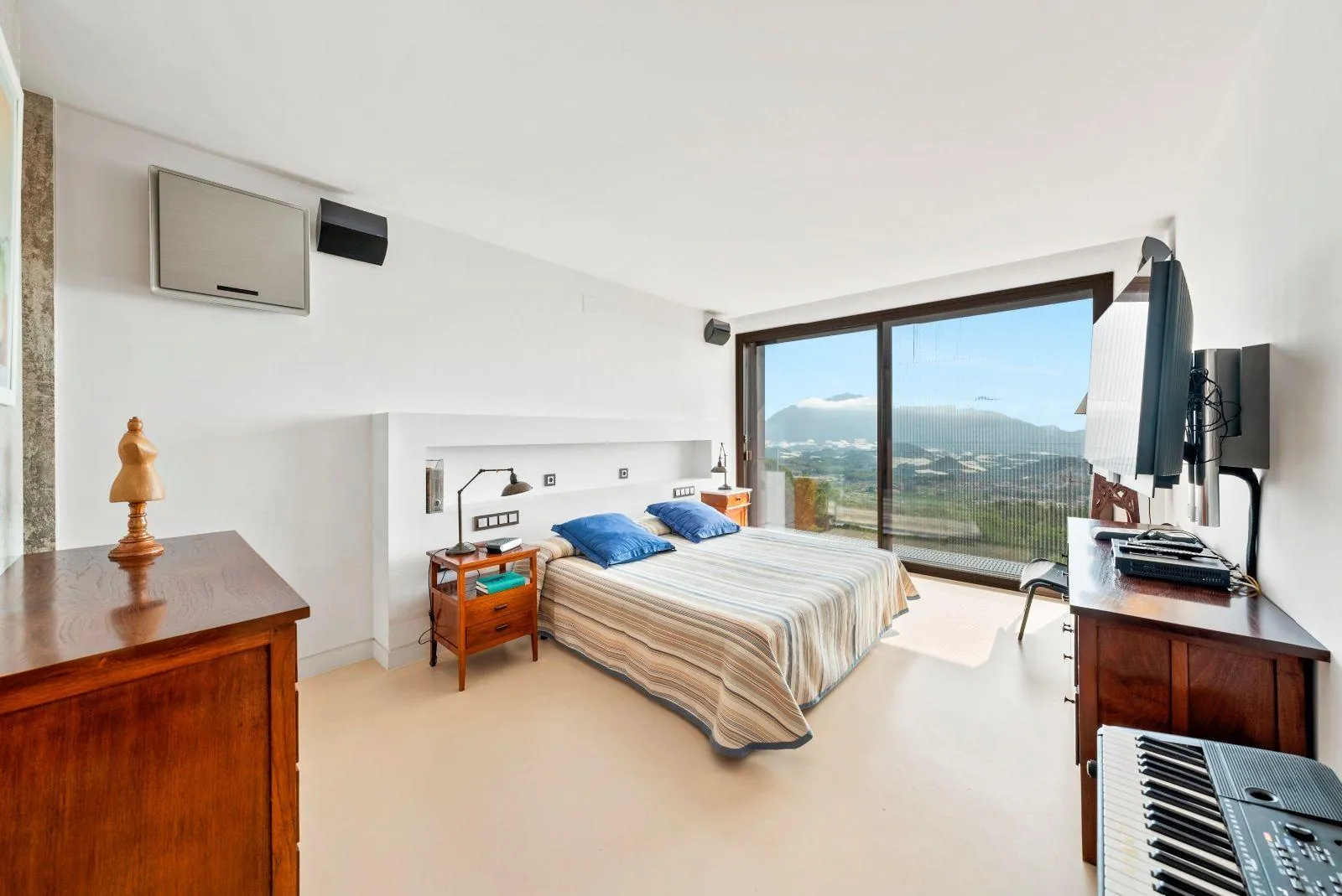 Exceptional villa in a unique setting with open views to the Mediterranean Sea and the bay of Altea.