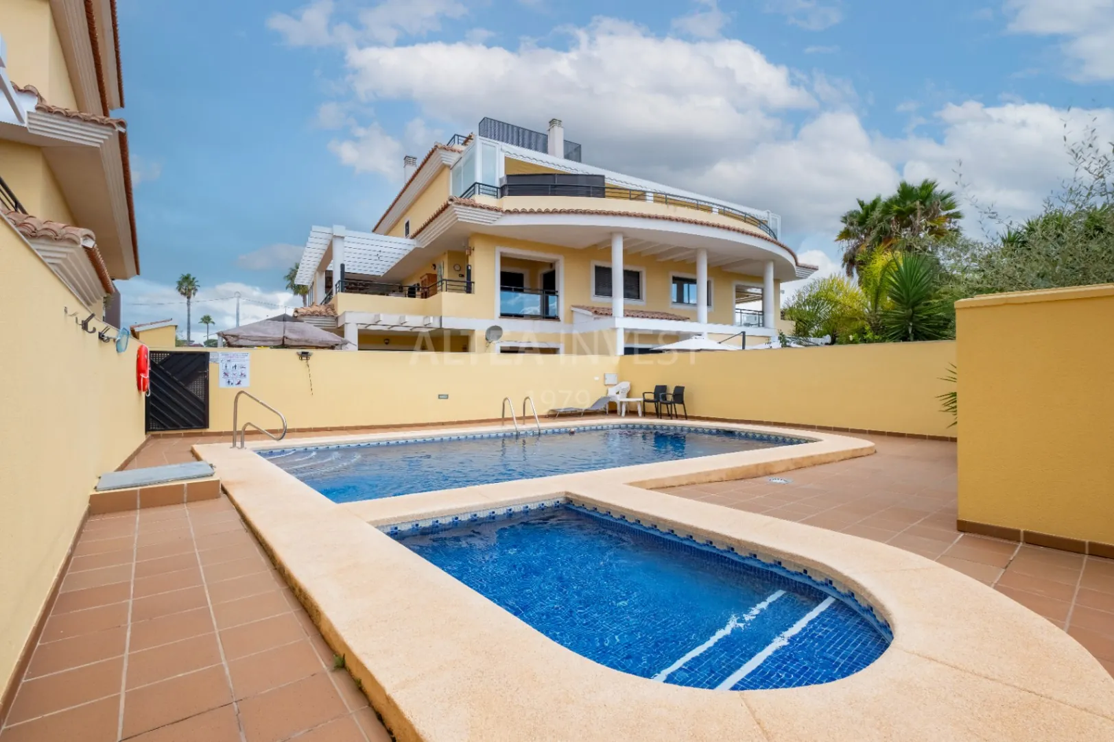 Penthouse with a large private terrace in Albir: comfort, light, and panoramic views.