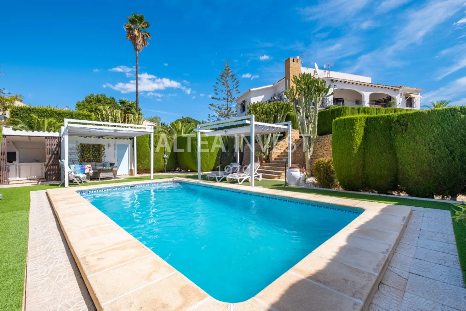 Exclusive Mediterranean-Style Chalet in El Planet