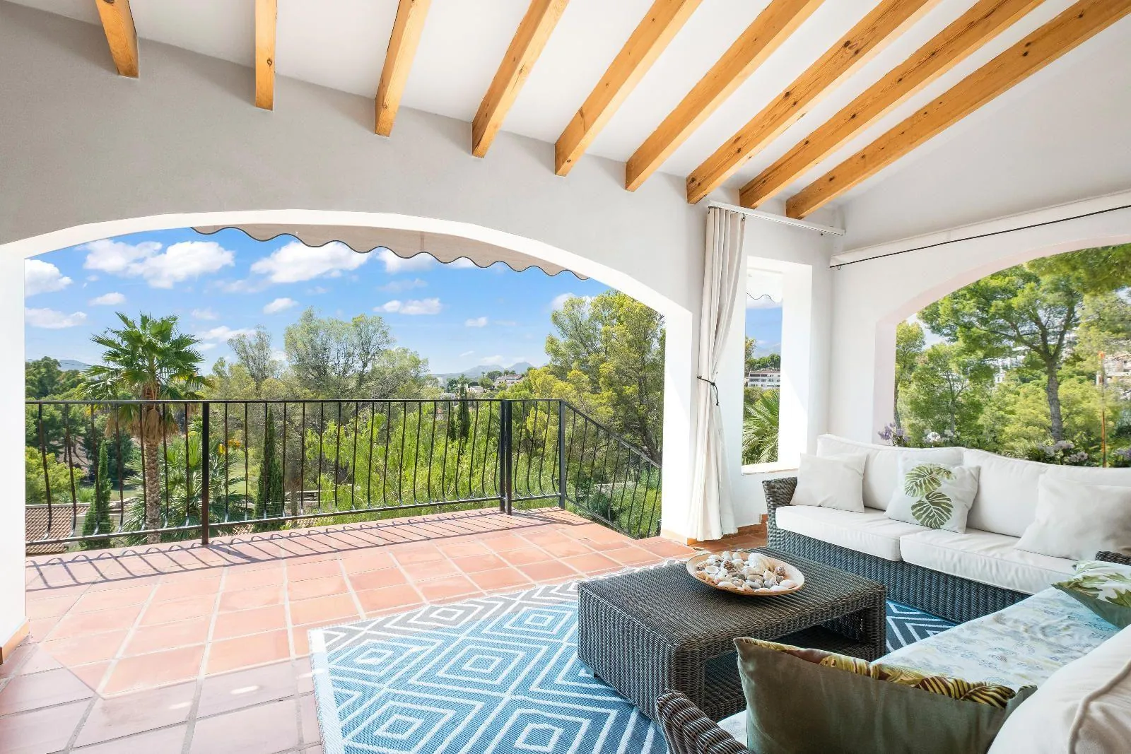 Elegant Mediterranean situated on the island of the golf course