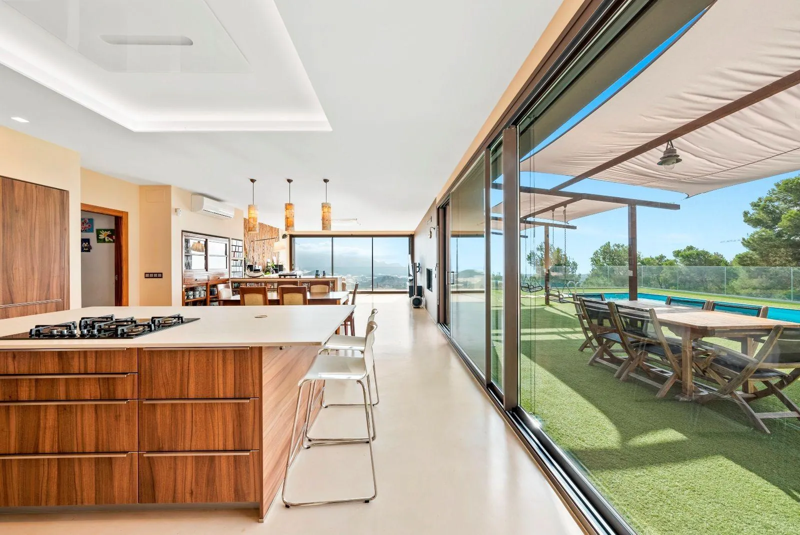 Exceptional villa in a unique setting with open views to the Mediterranean Sea and the bay of Altea.