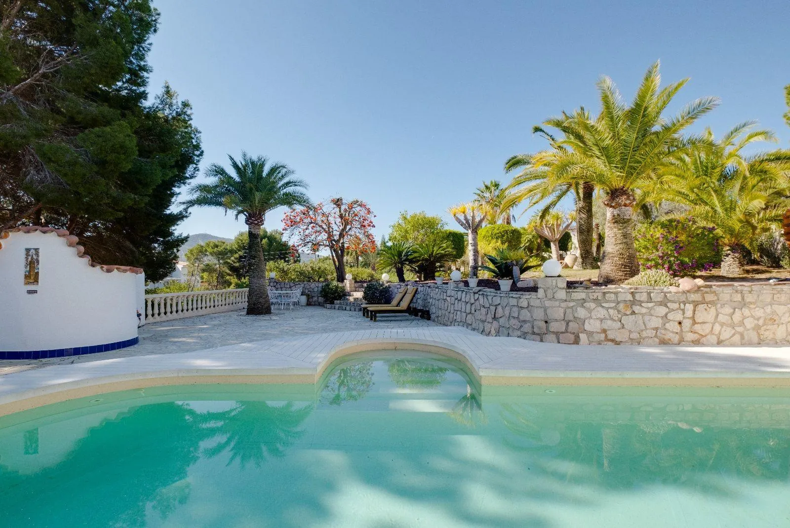 Luxurious and elegant villa with wonderful sea views