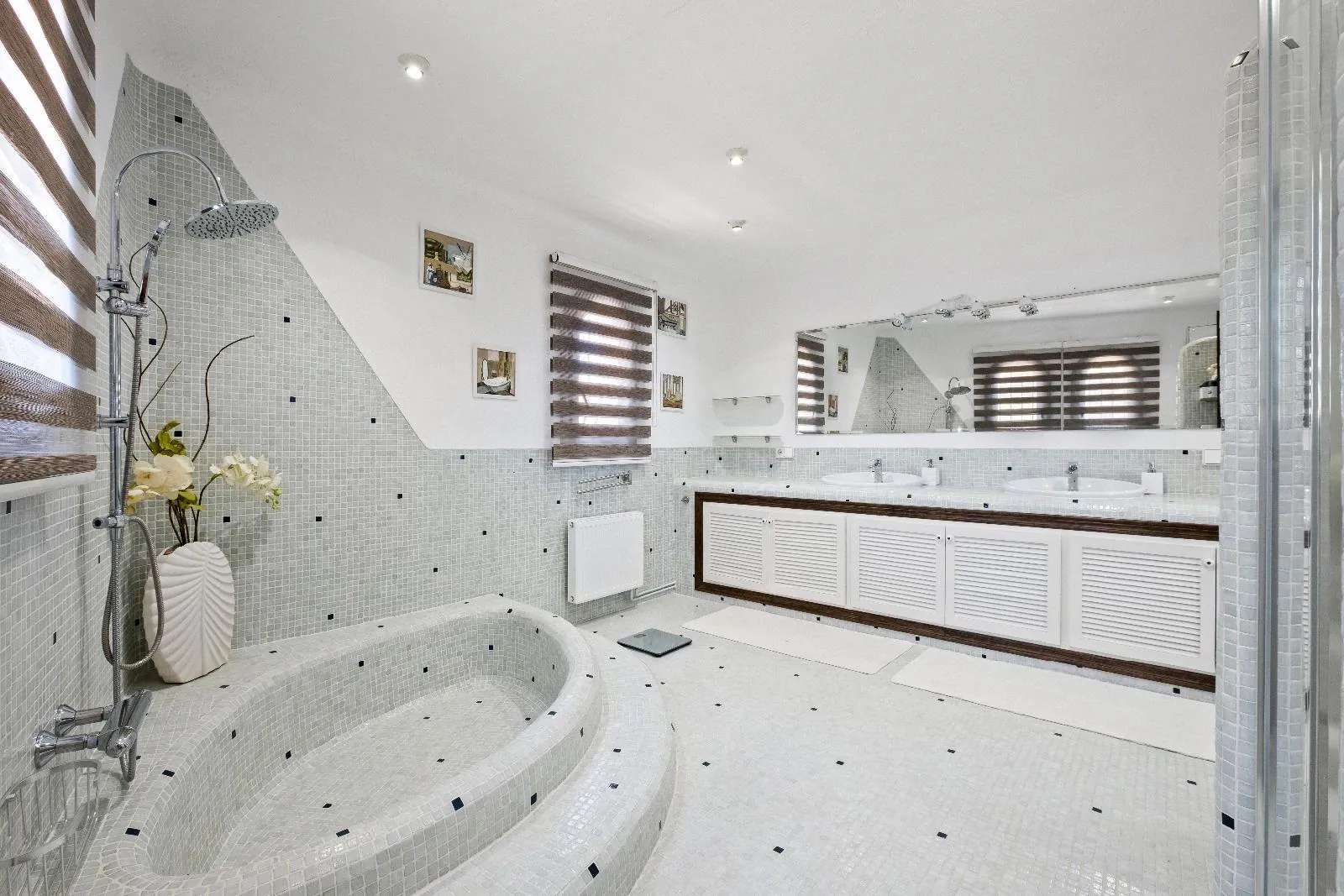 Elegant Mediterranean Villa with Panoramic Sea Views