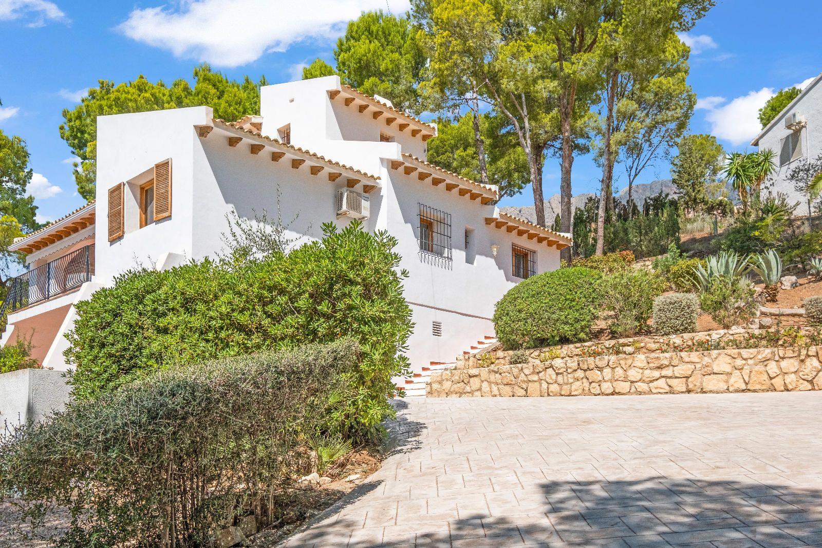 Elegant Mediterranean situated on the island of the golf course
