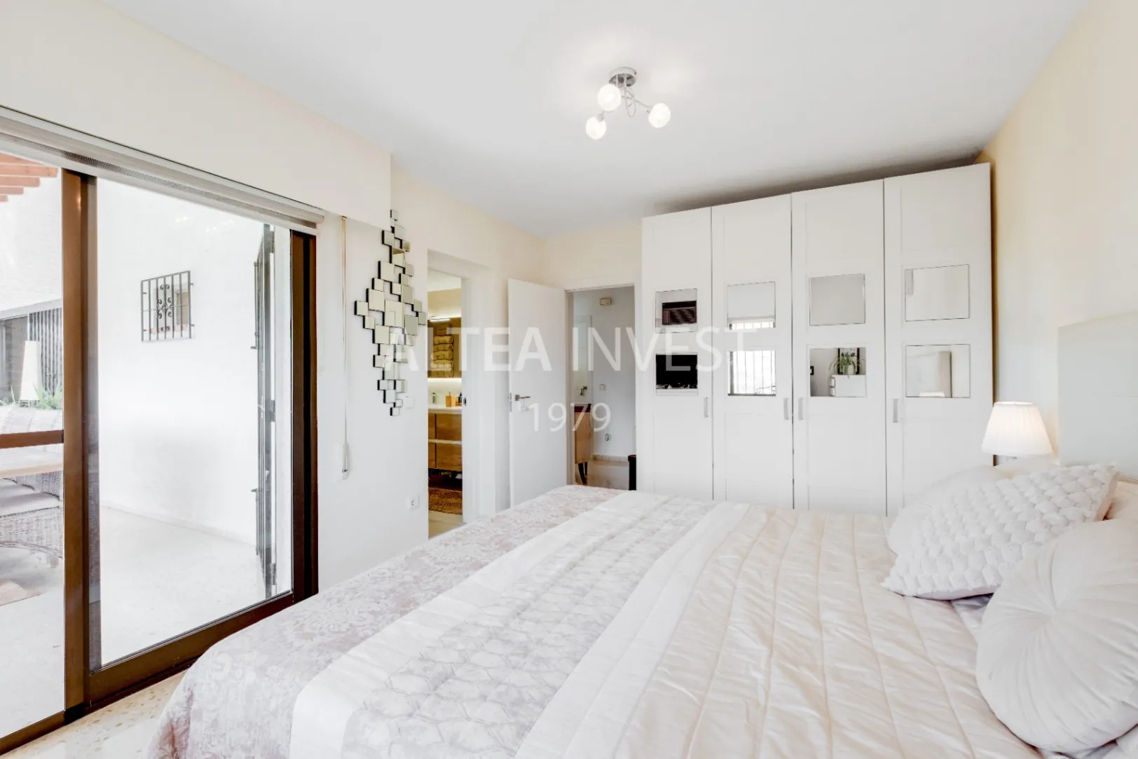 Exclusive Mediterranean-Style Chalet in El Planet