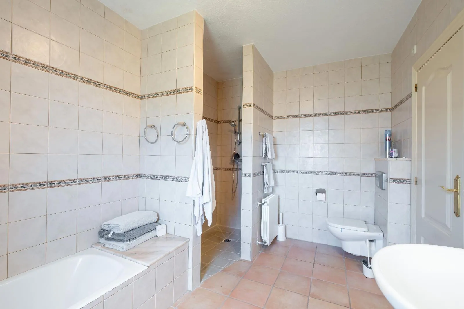 Single-storey villa in Alfaz del Pi: spaciousness, privacy, and heated pool