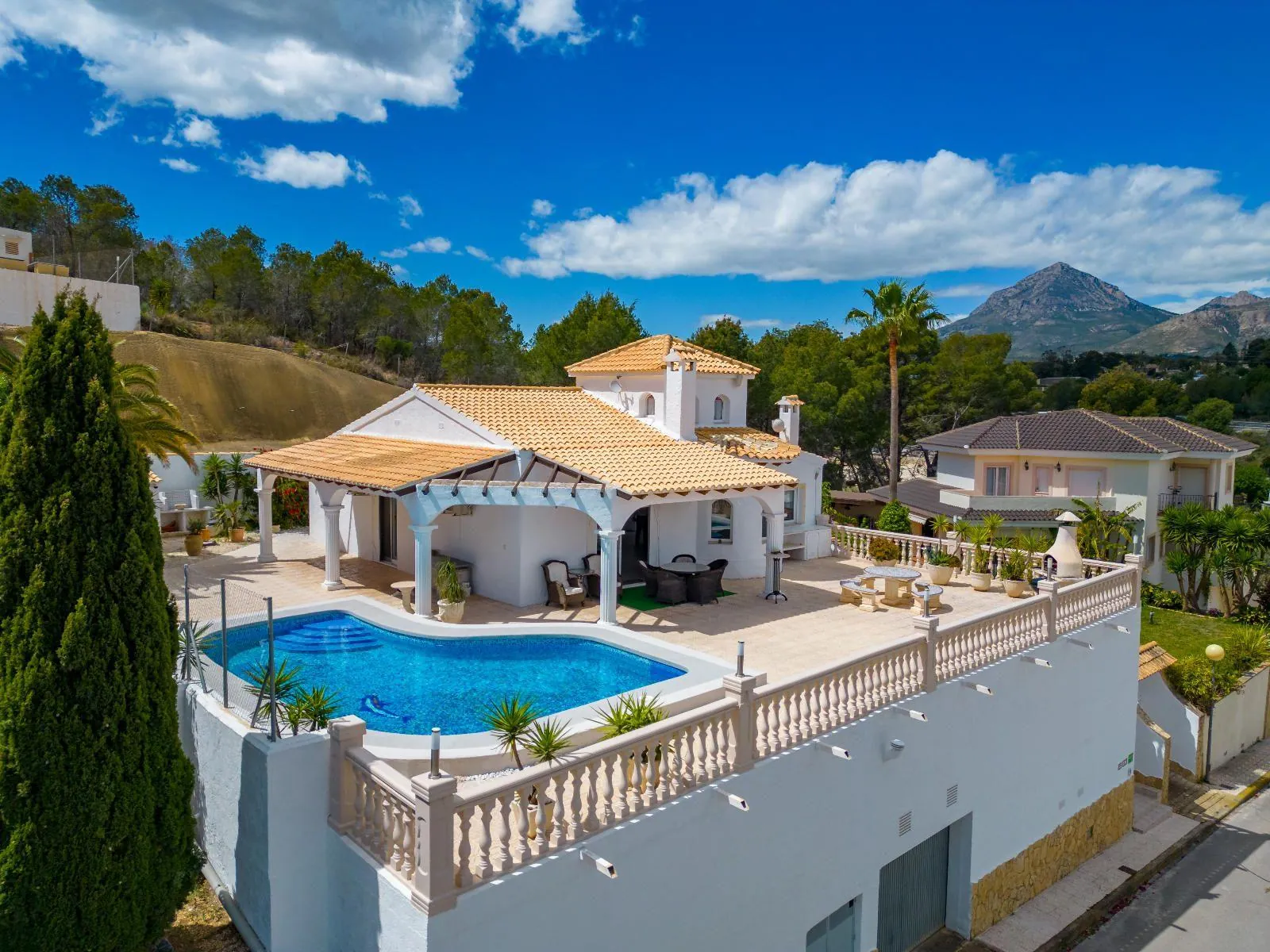 Completely renovated villa in Alfaz del Pi: sea and mountain views
