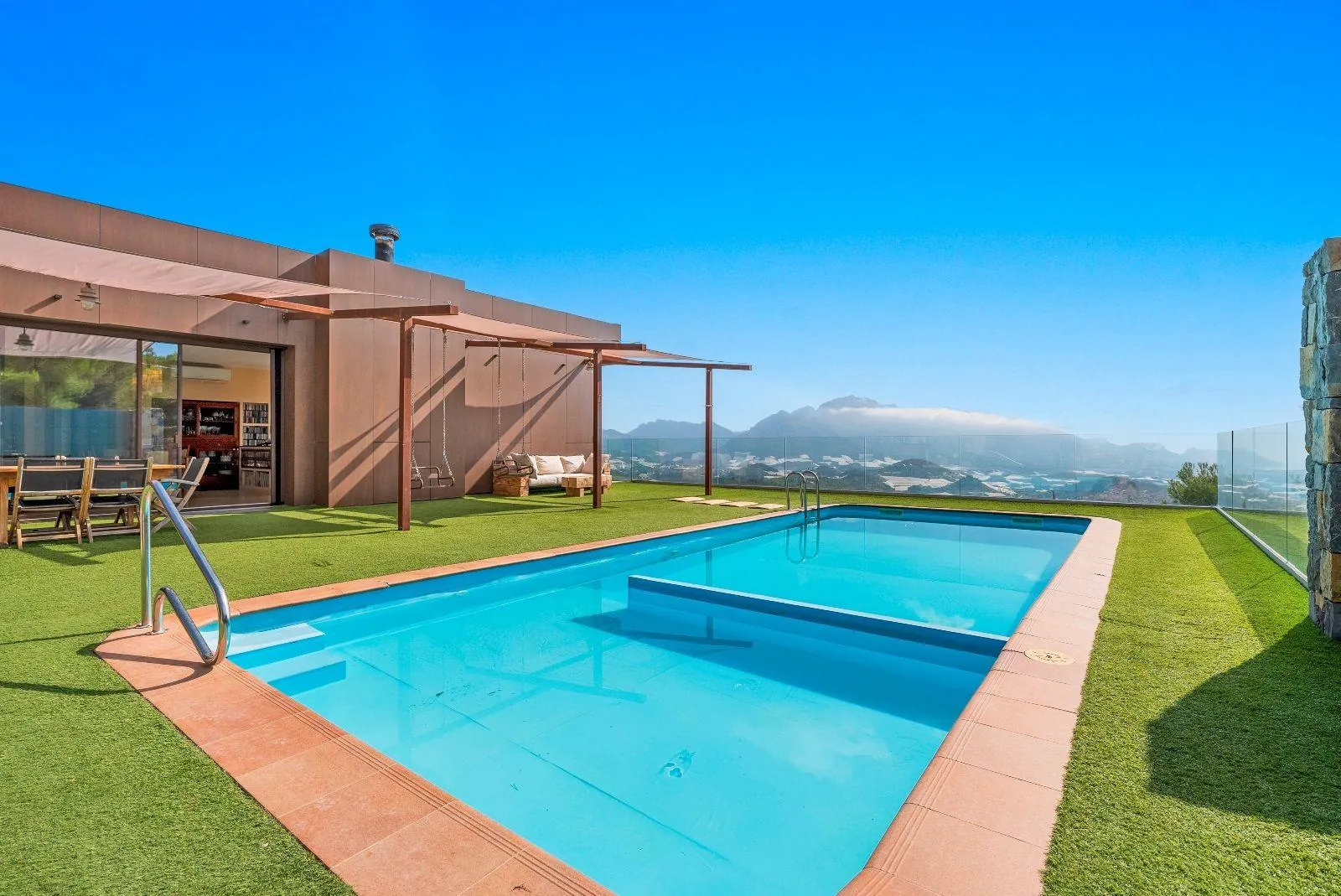 Exceptional villa in a unique setting with open views to the Mediterranean Sea and the bay of Altea.