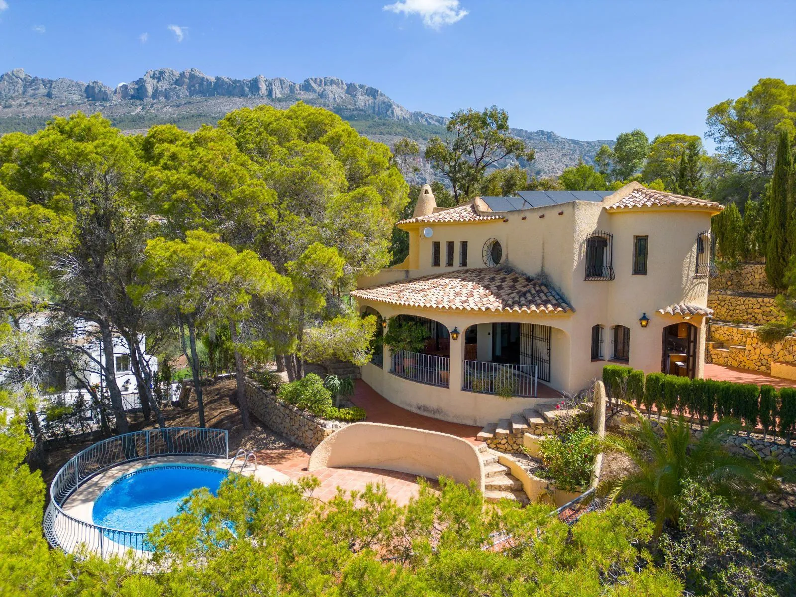 Cosy Mediterranean style villa with open views over the bay of Altea.