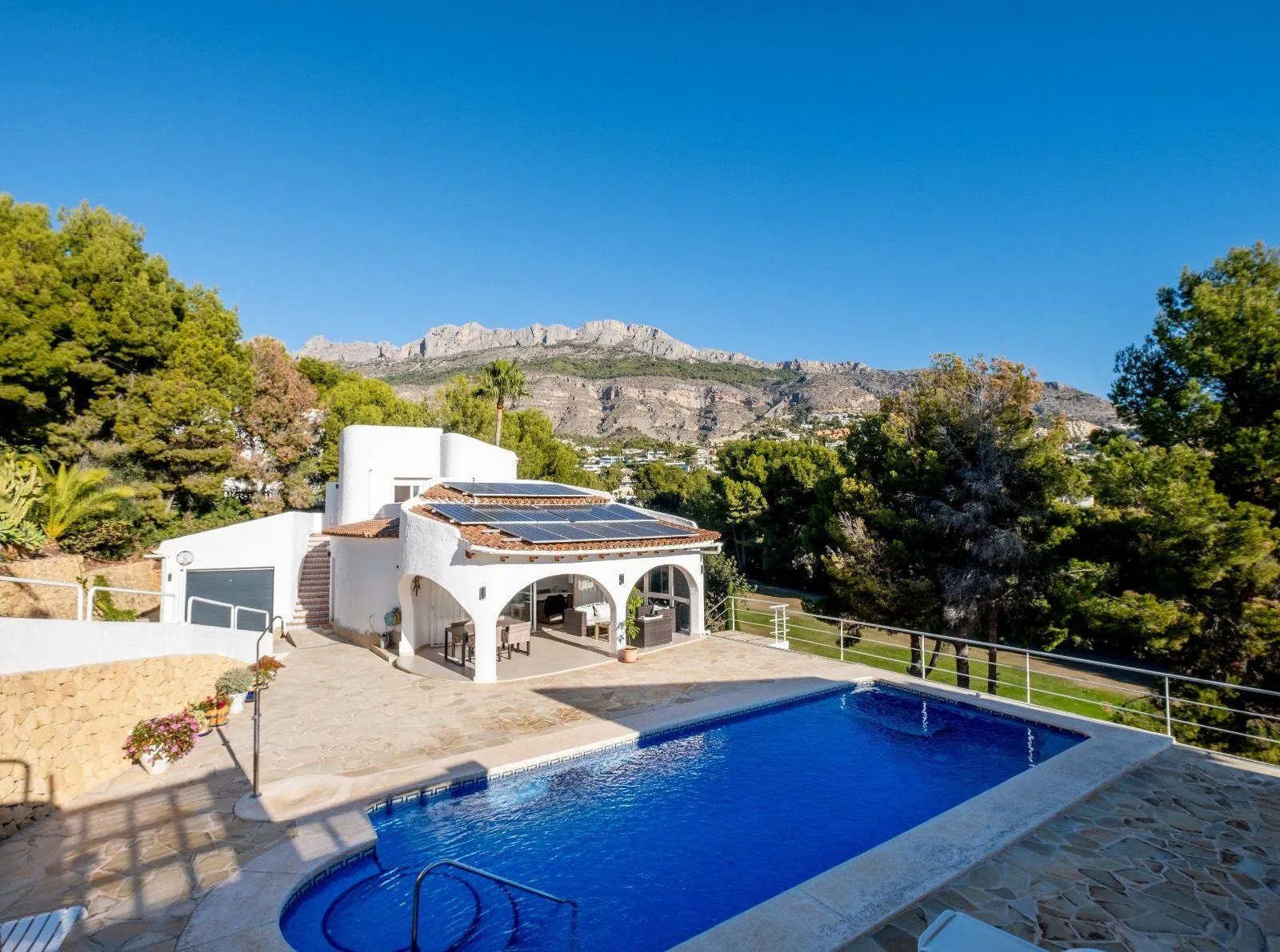 Mediterranean style villa in the privileged area of the Club de Golf.