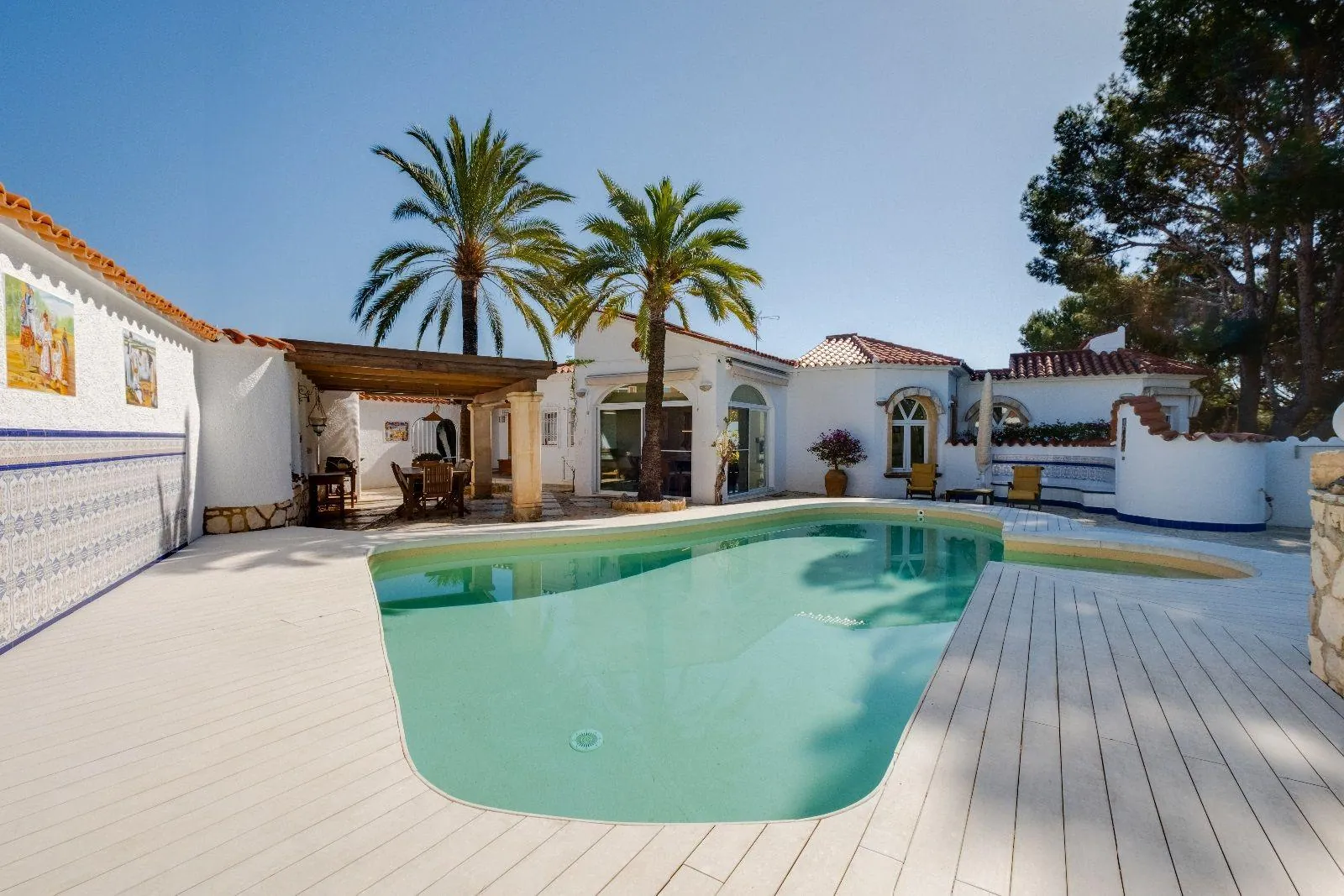 Luxurious and elegant villa with wonderful sea views