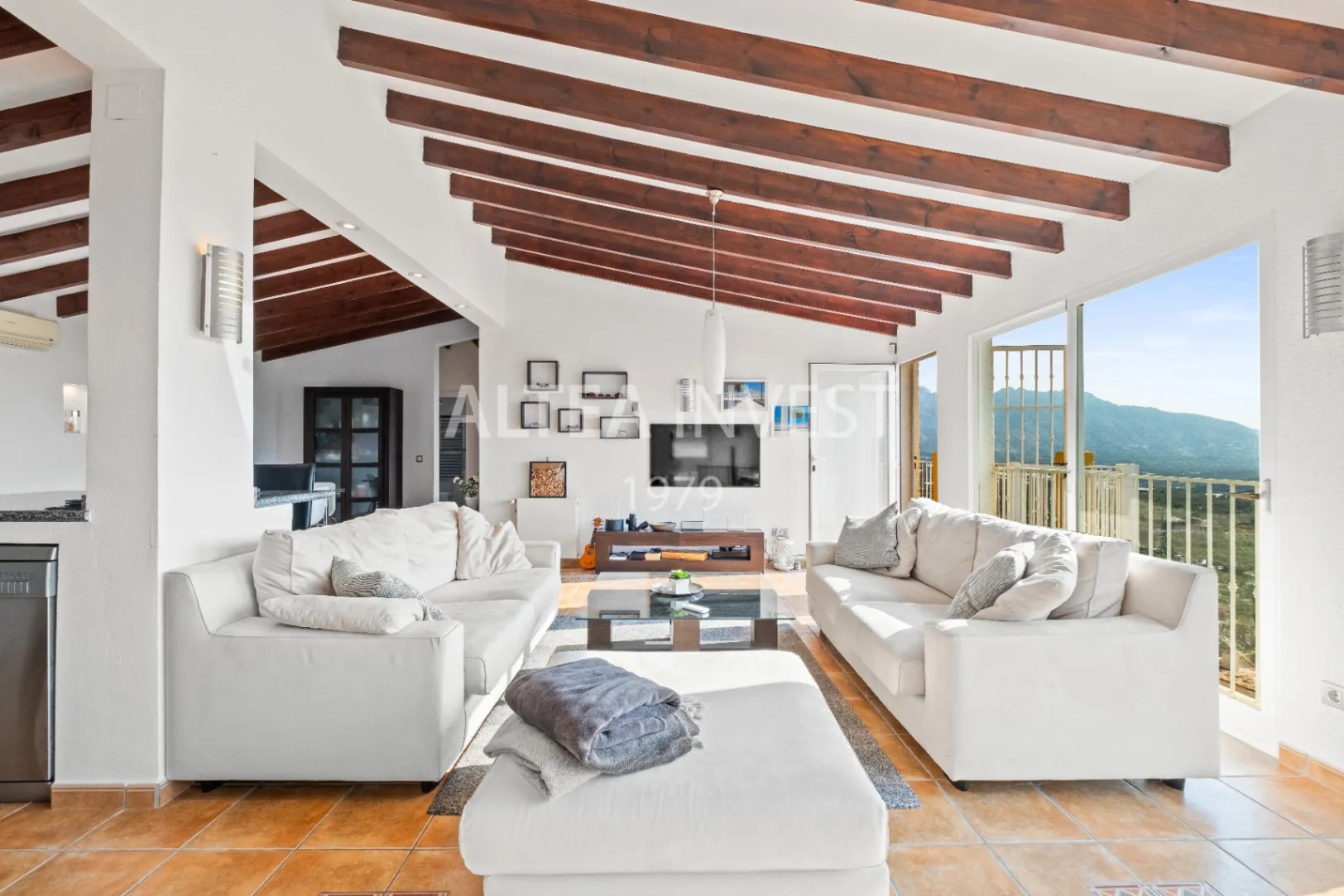 Charming Mediterranean Villa with Sea Views and Space to Enjoy