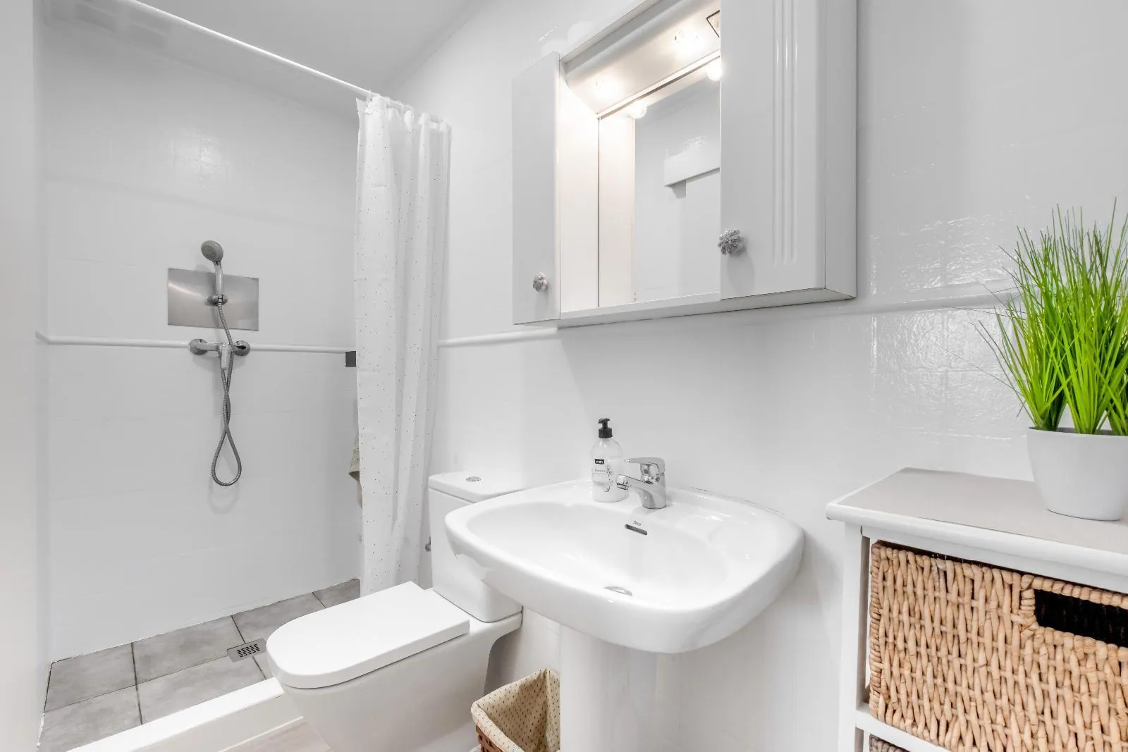Modern and cozy villa in Alfaz del Pi: comfort, style, and serenity in one place
