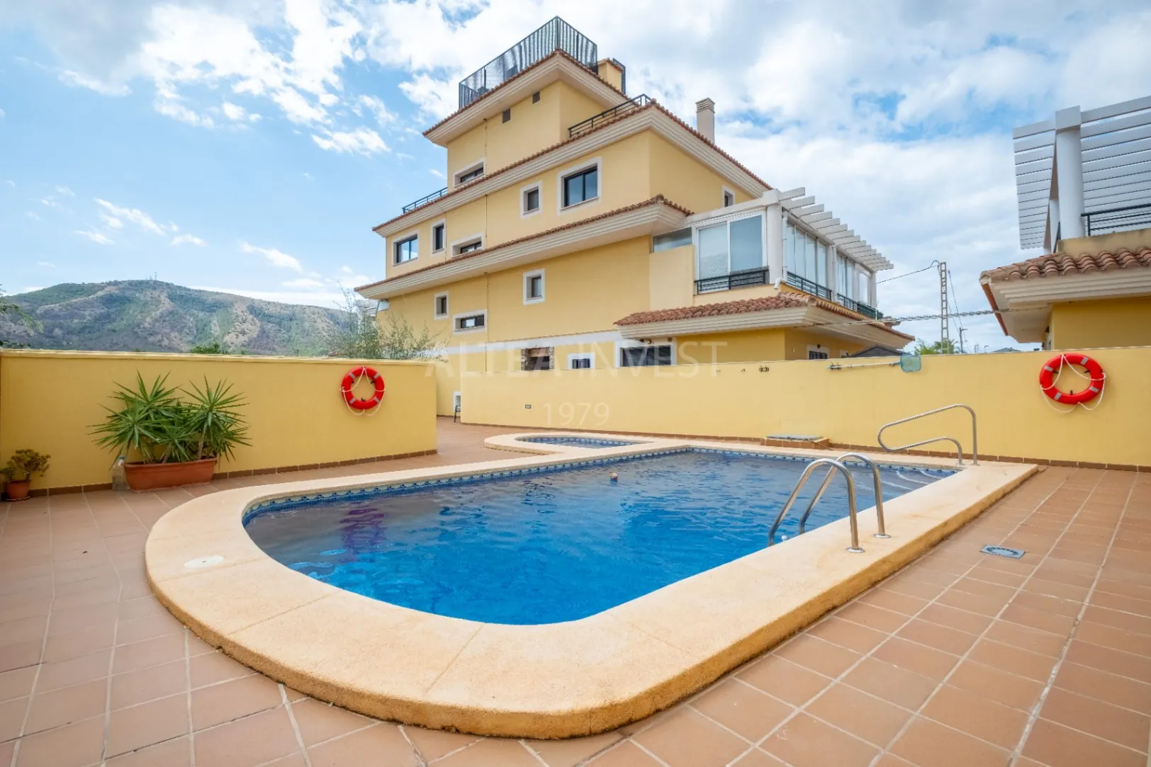 Penthouse with a large private terrace in Albir: comfort, light, and panoramic views.