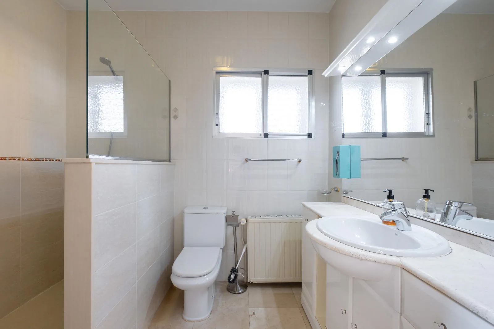 Elegant Mediterranean Villa with Guest House in La Nucia