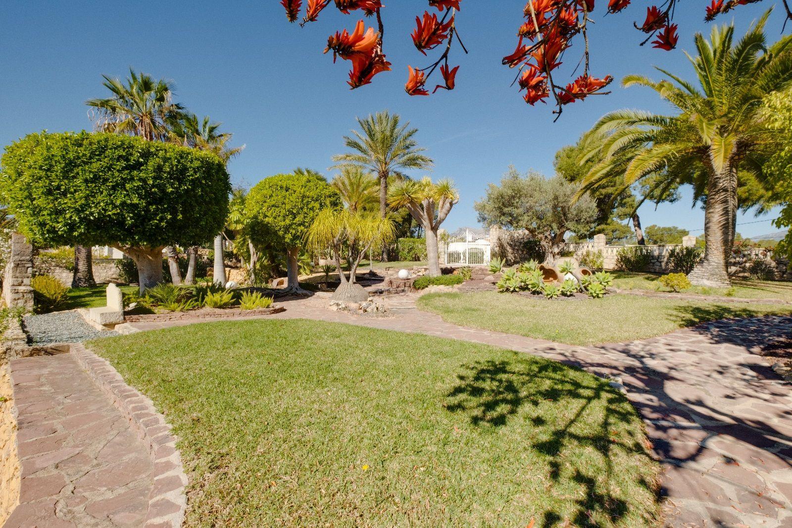 Luxurious and elegant villa with wonderful sea views