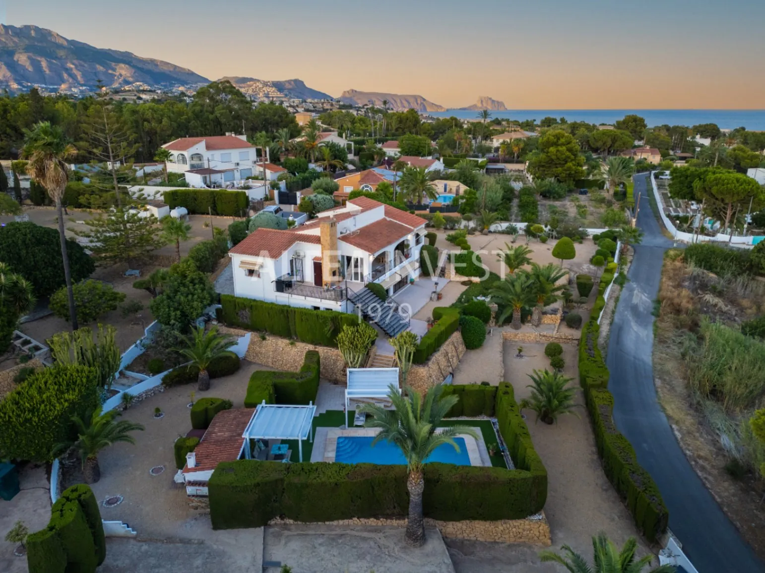 Exclusive Mediterranean-Style Chalet in El Planet