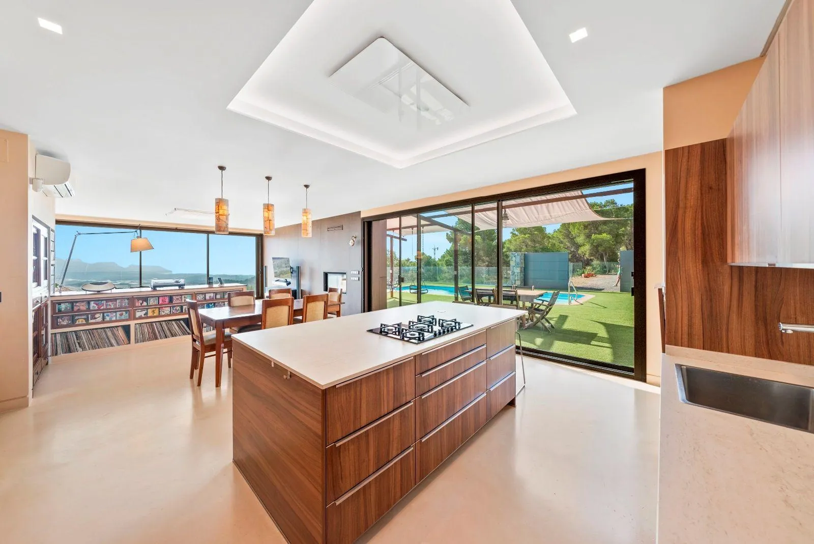 Exceptional villa in a unique setting with open views to the Mediterranean Sea and the bay of Altea.