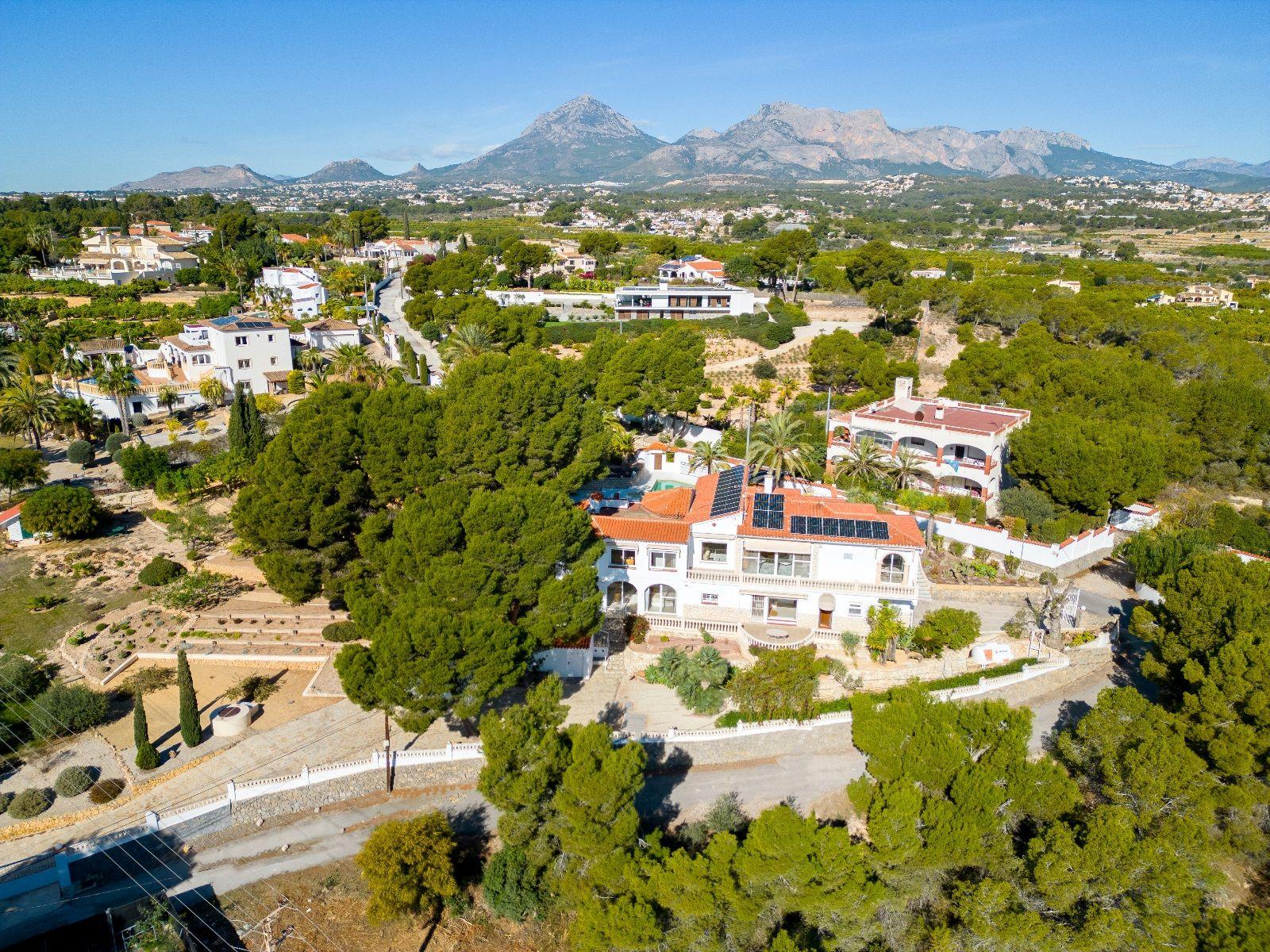 Luxurious and elegant villa with wonderful sea views