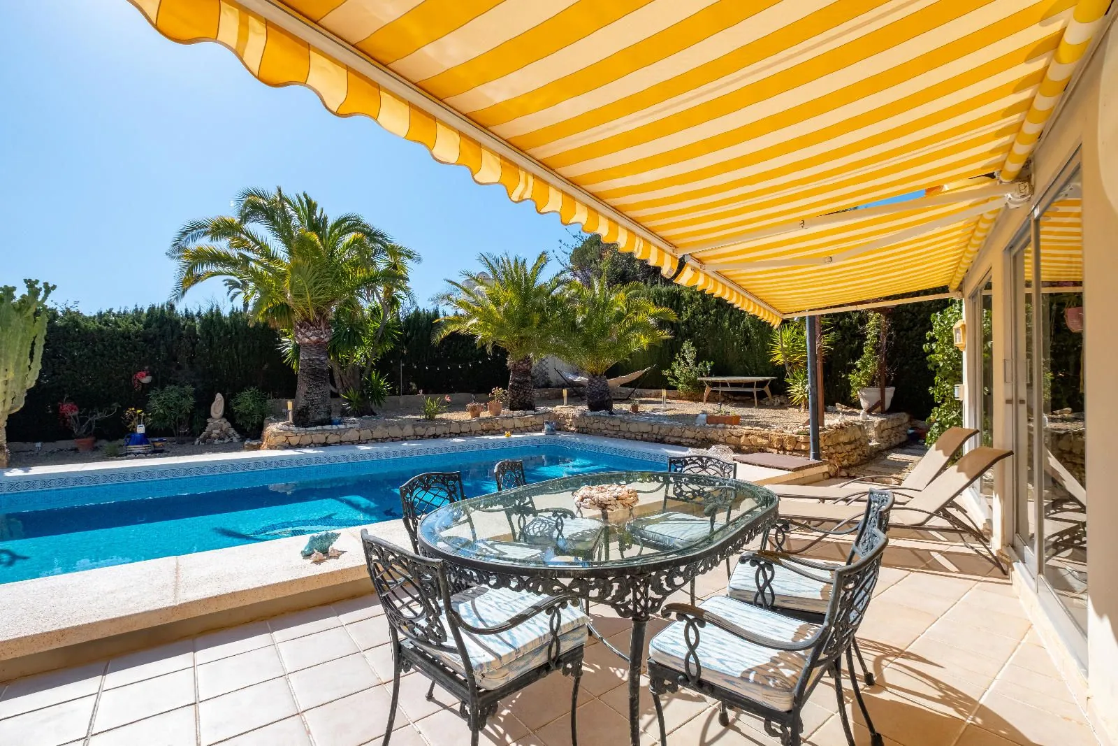 Elegant Mediterranean Villa with Guest House in La Nucia