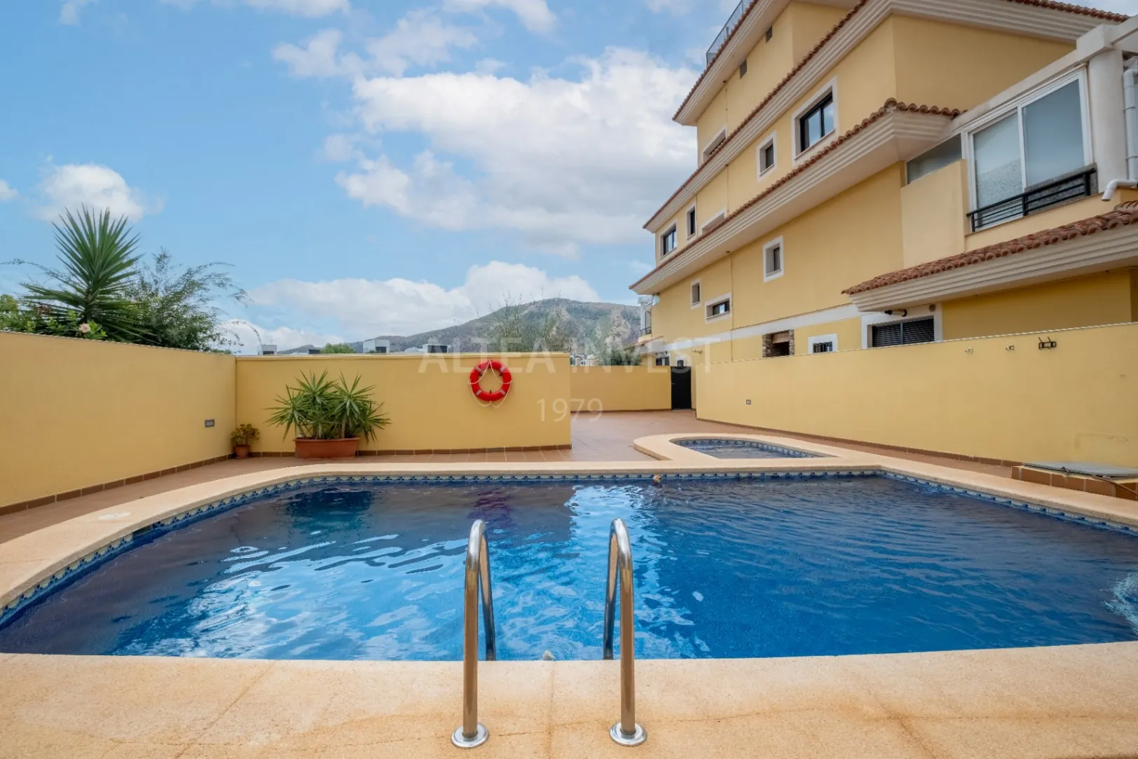 Penthouse with a large private terrace in Albir: comfort, light, and panoramic views.