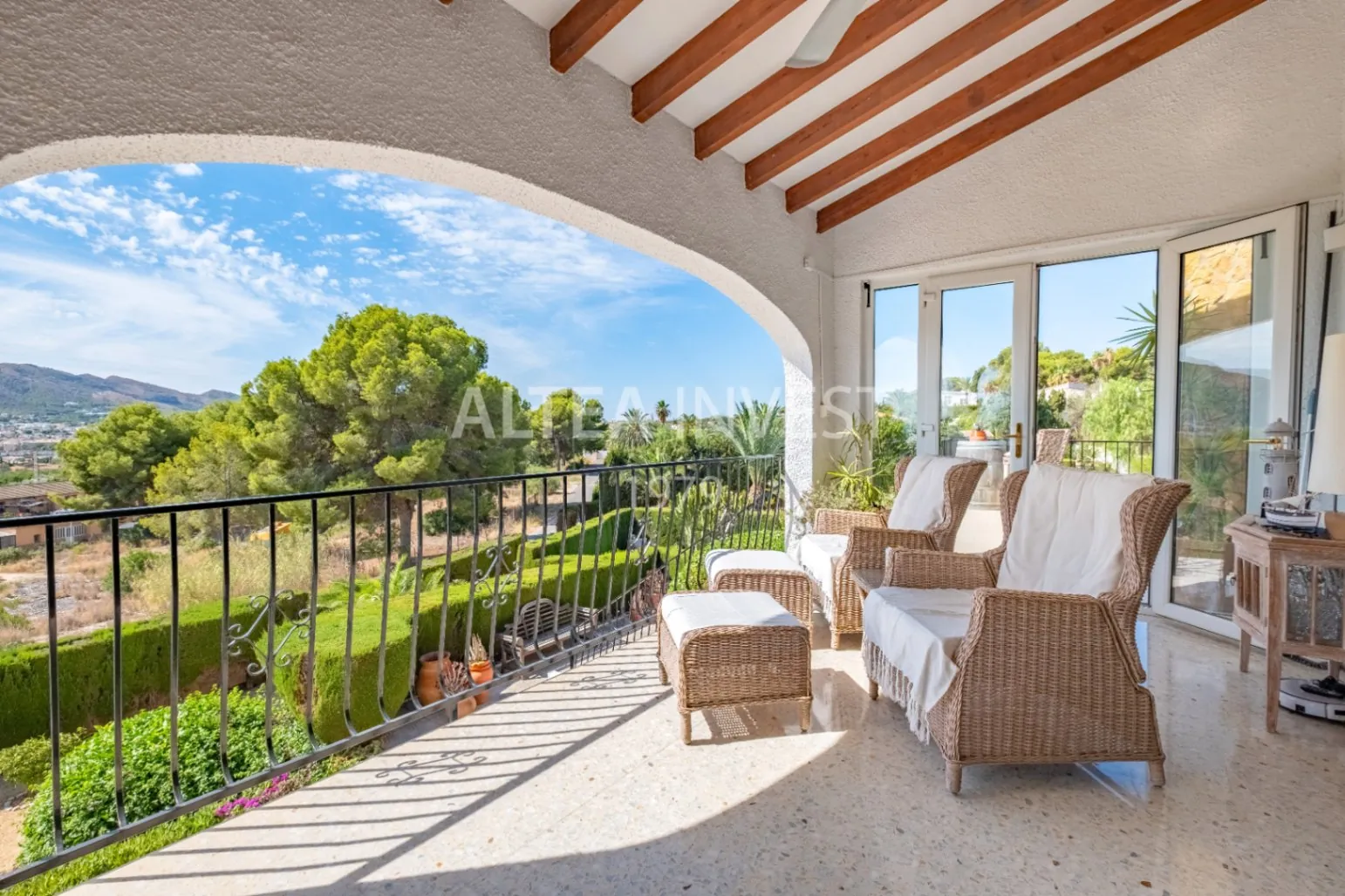 Exclusive Mediterranean-Style Chalet in El Planet
