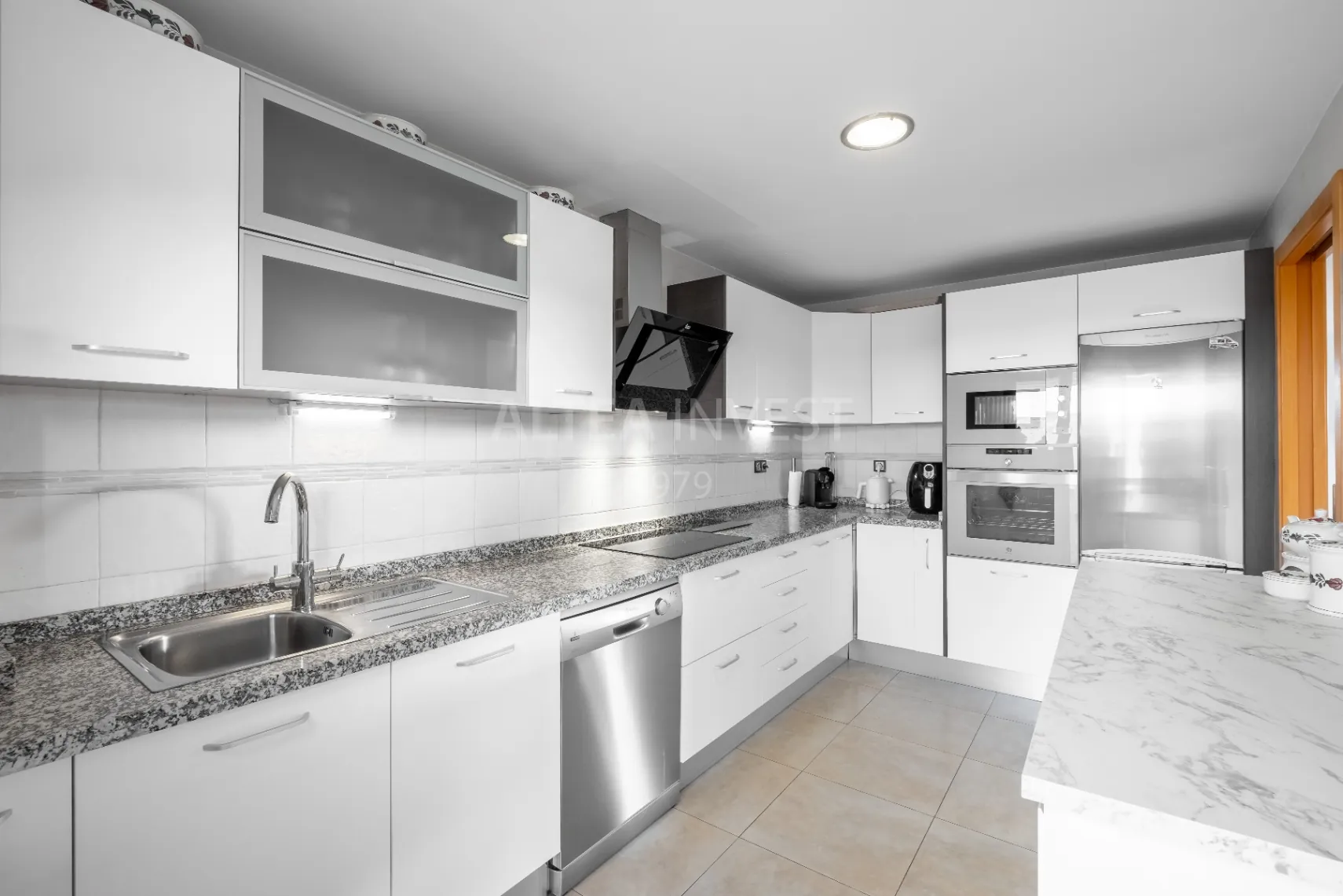 Penthouse with a large private terrace in Albir: comfort, light, and panoramic views.