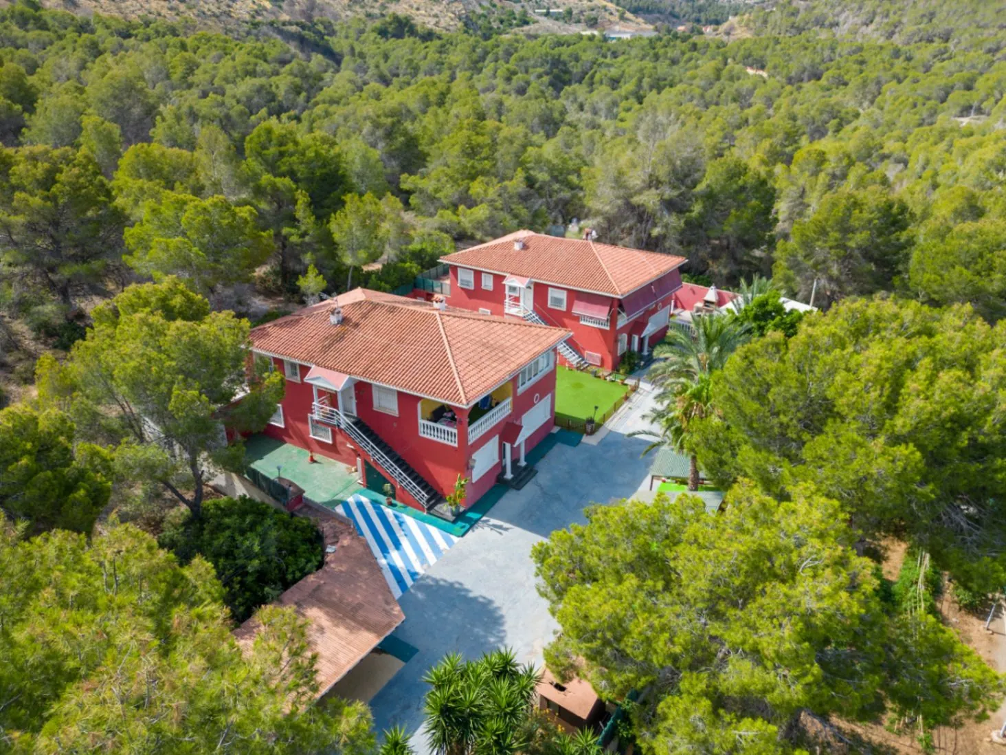 Two Villas – Nature, Privacy, and Versatility in a Unique Setting Next to Sierra Helada