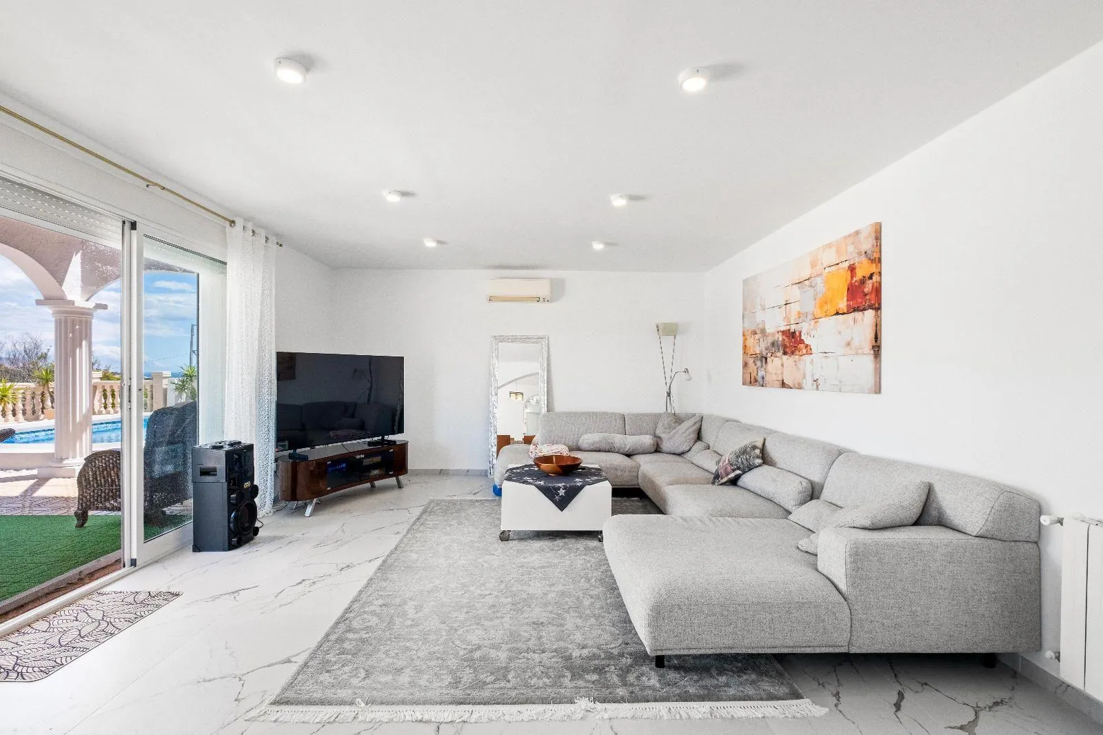 Completely renovated villa in Alfaz del Pi: sea and mountain views