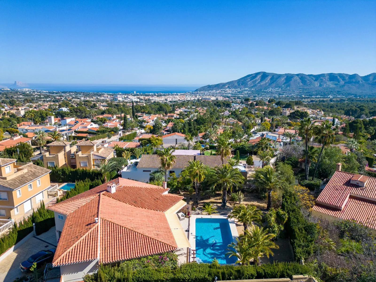 Elegant Mediterranean Villa with Guest House in La Nucia
