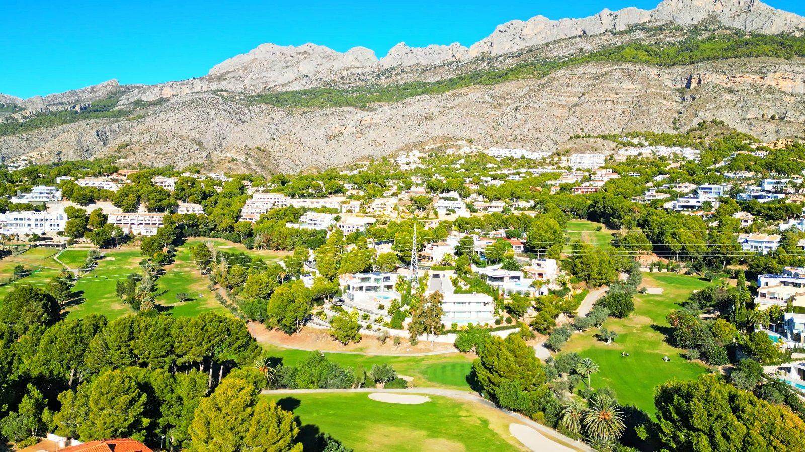 Mediterranean style villa in the privileged area of the Club de Golf.