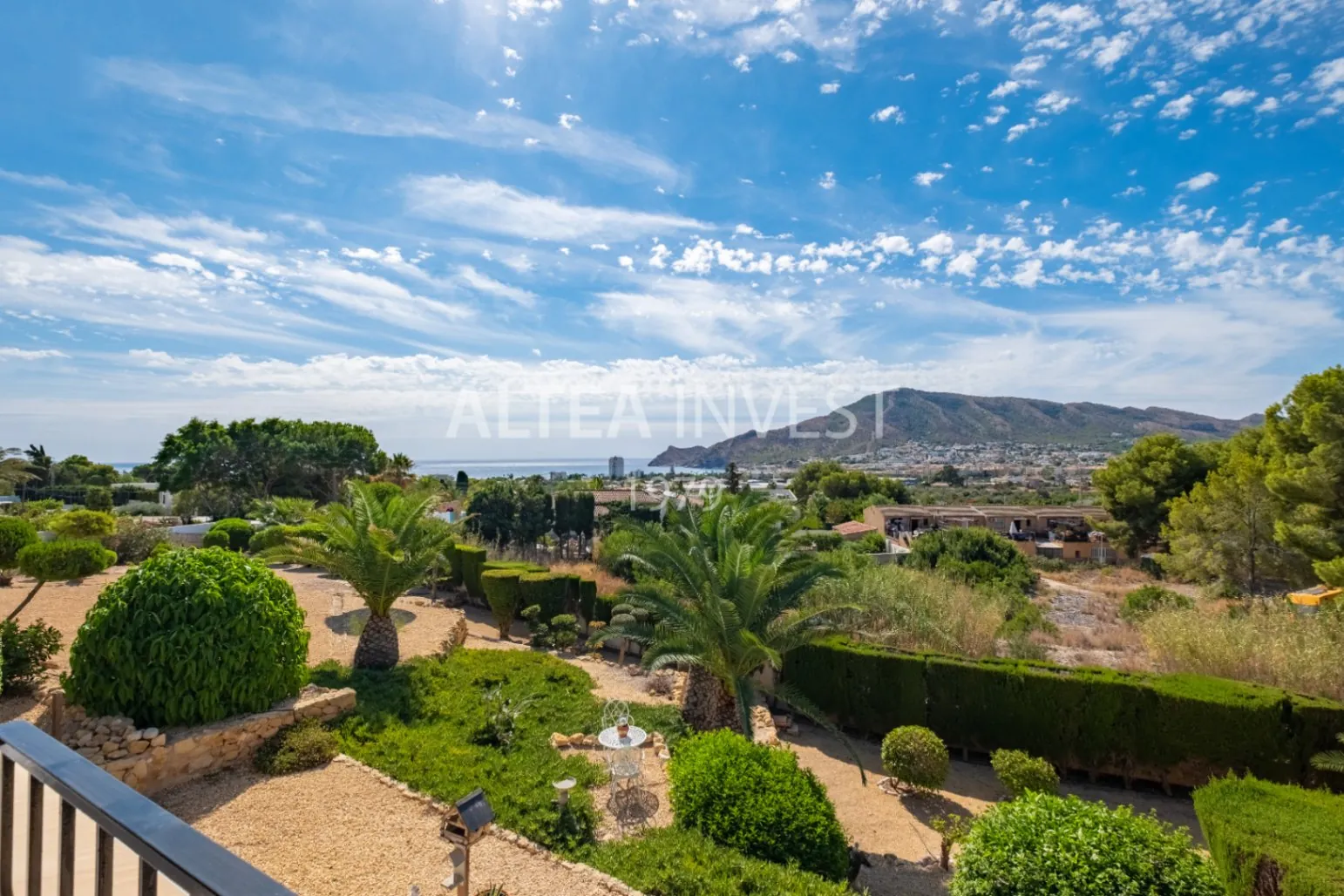 Exclusive Mediterranean-Style Chalet in El Planet