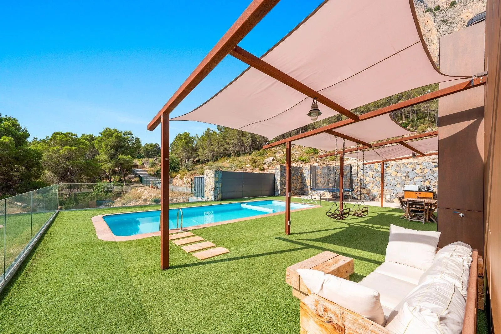 Exceptional villa in a unique setting with open views to the Mediterranean Sea and the bay of Altea.