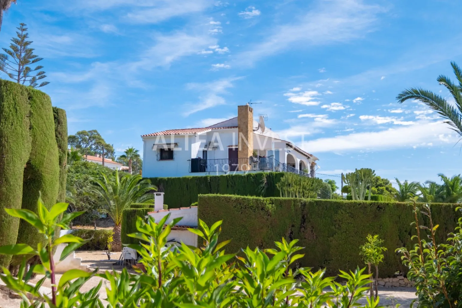 Exclusive Mediterranean-Style Chalet in El Planet