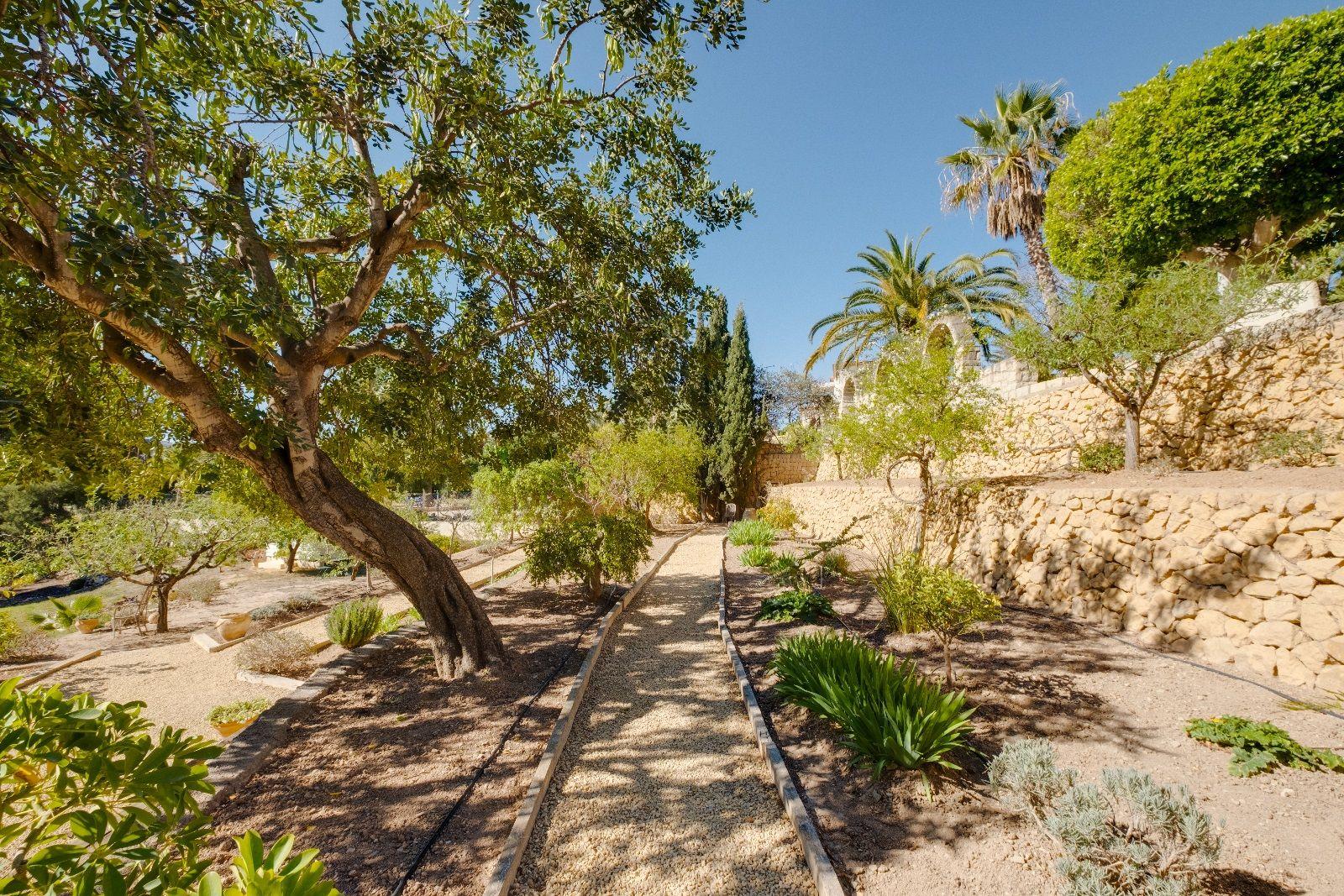 Luxurious and elegant villa with wonderful sea views