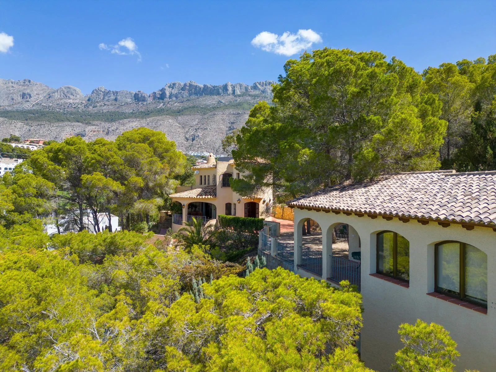 Cosy Mediterranean style villa with open views over the bay of Altea.
