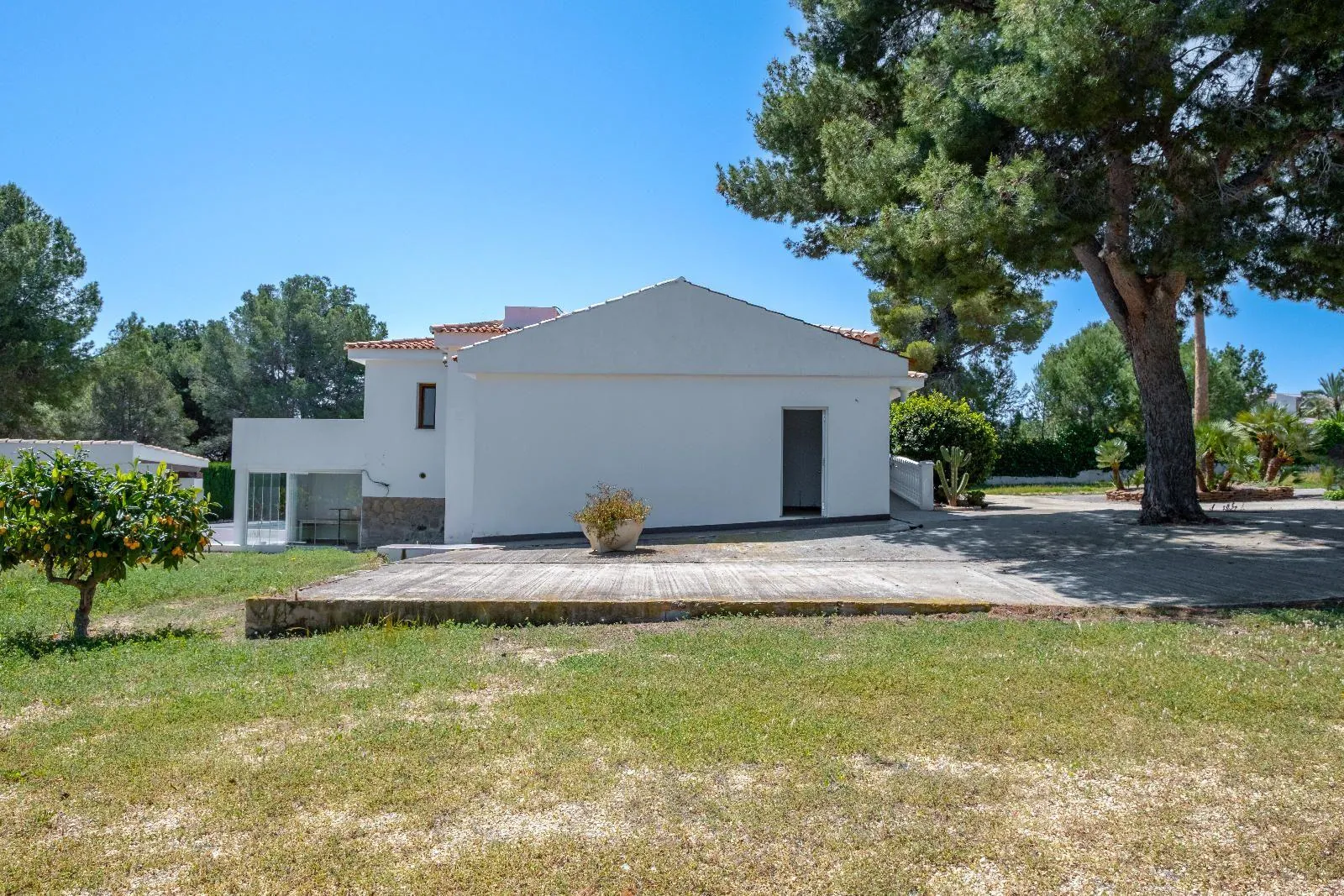 A villa designed for enjoyment: spaciousness, comfort, and privacy