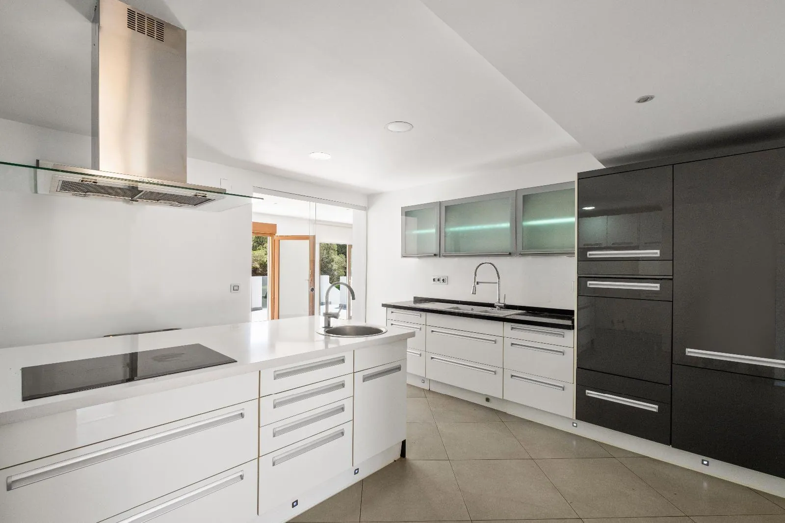 A villa designed for enjoyment: spaciousness, comfort, and privacy