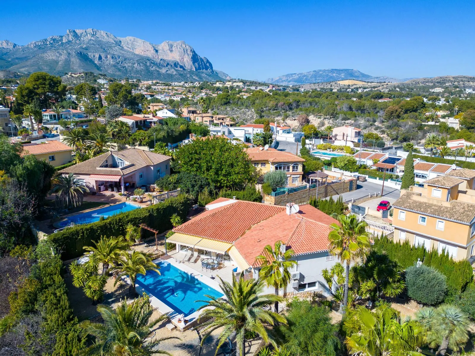 Elegant Mediterranean Villa with Guest House in La Nucia