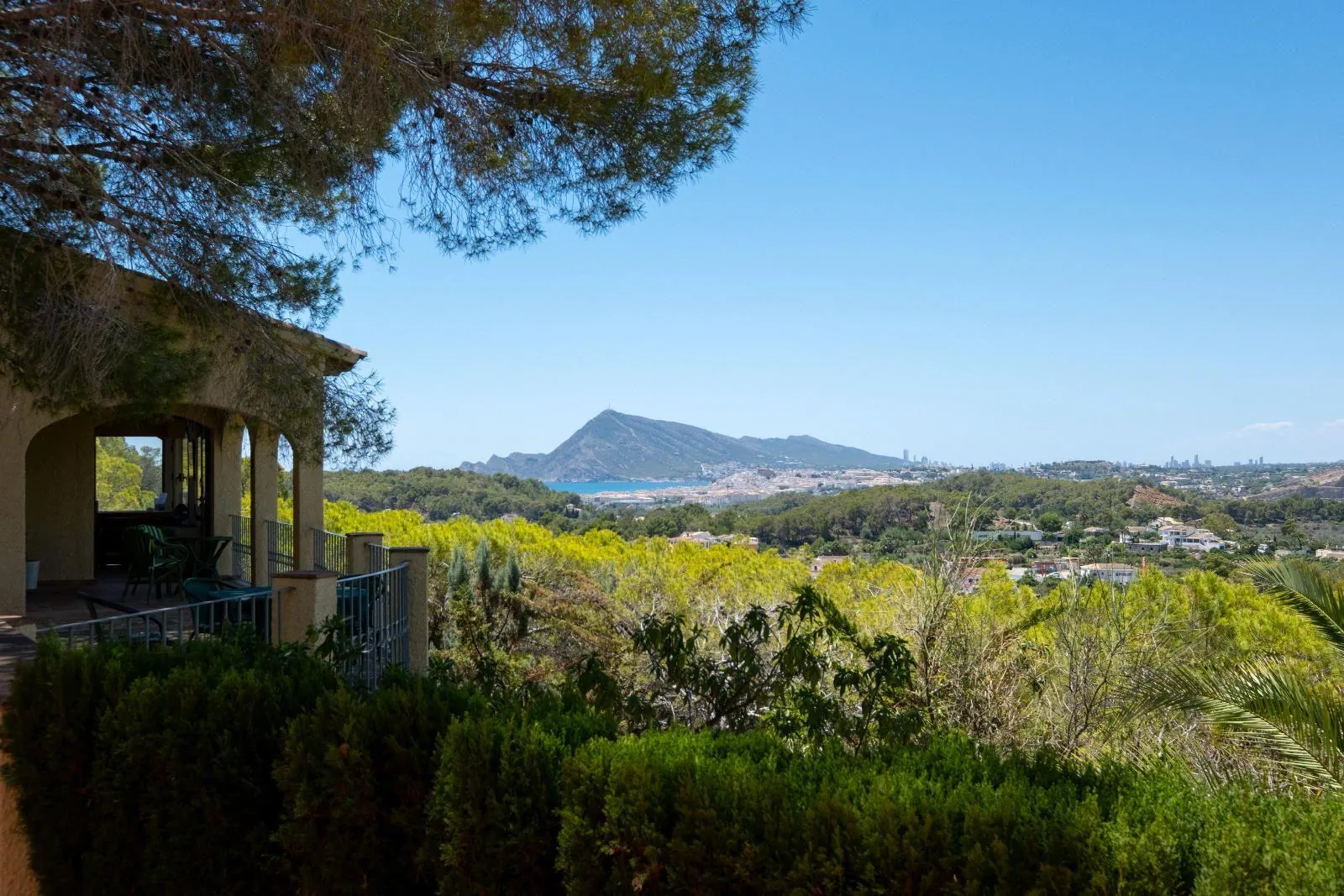 Cosy Mediterranean style villa with open views over the bay of Altea.